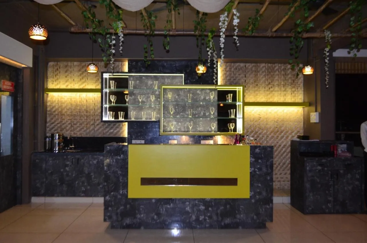 Restaurant/places to eat in Hotel O2 Sangli