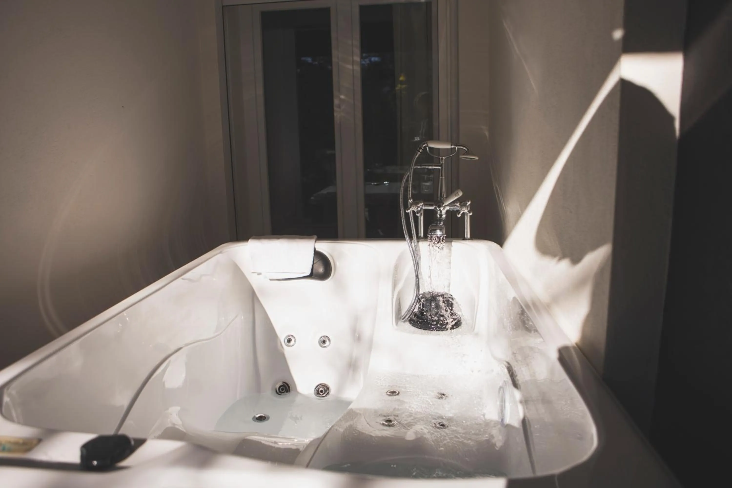 Open Air Bath in Luxury B&B La Riserva Dannunziana