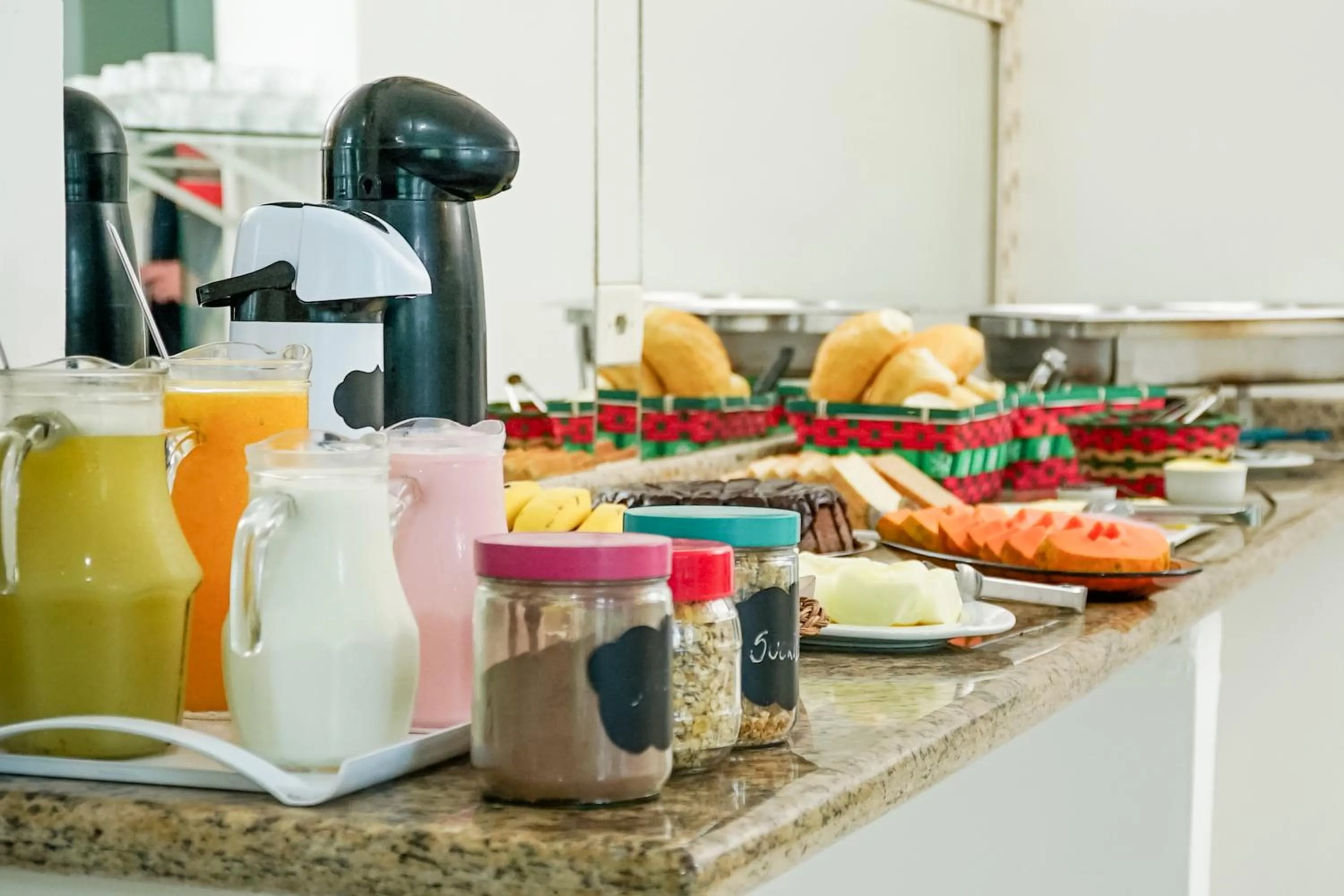 Food and drinks in VELINN Pousada Entre Praias