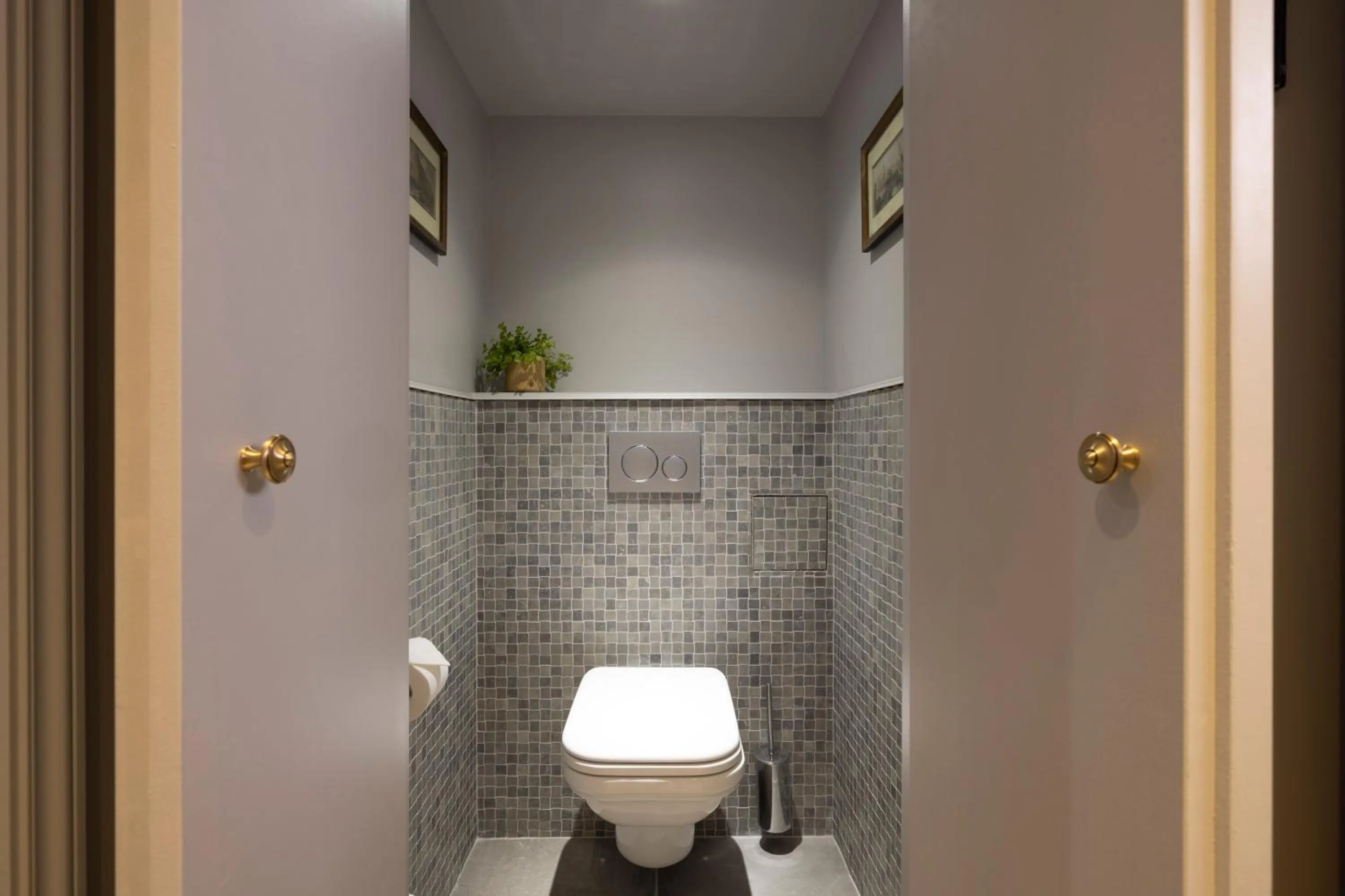 Toilet in Maison Cardinal Furstemberg