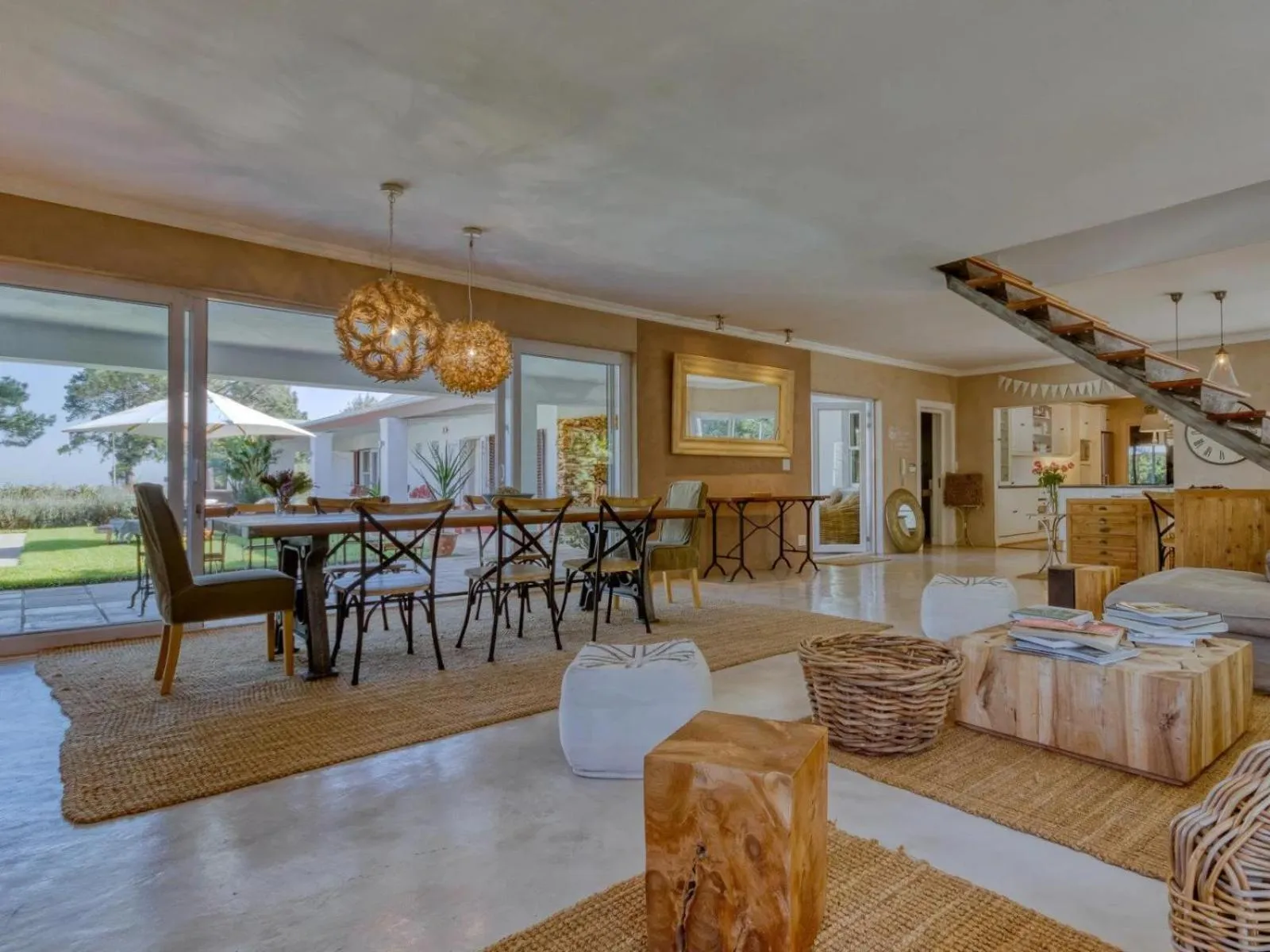 Restaurant/places to eat in Explorer Guesthouse