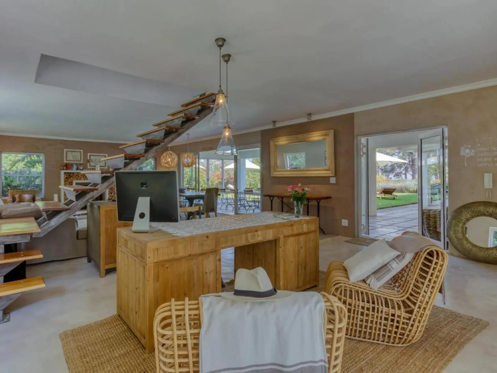 Communal lounge/ TV room in Explorer Guesthouse