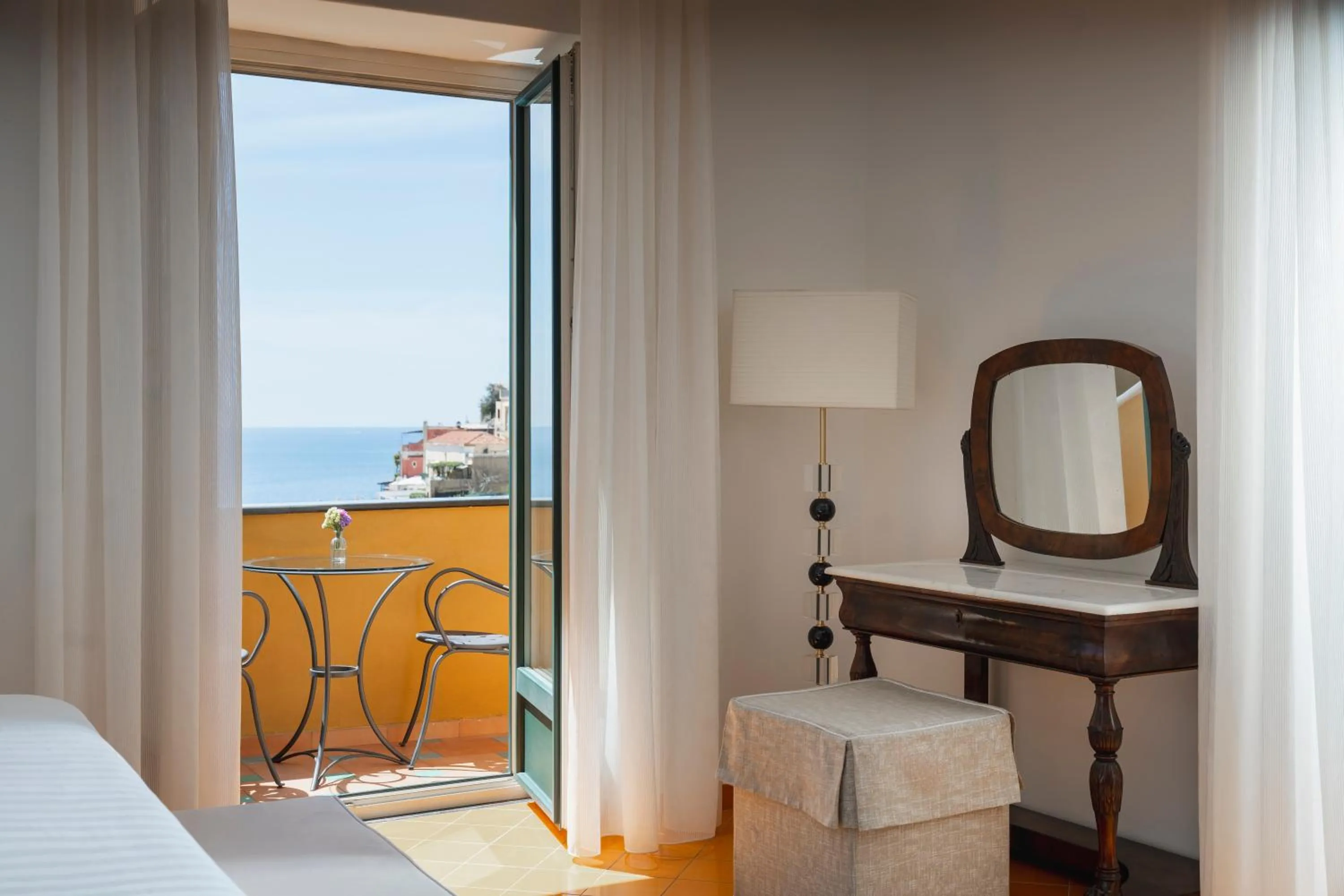 Balcony/Terrace, Bed in Hotel Savoia