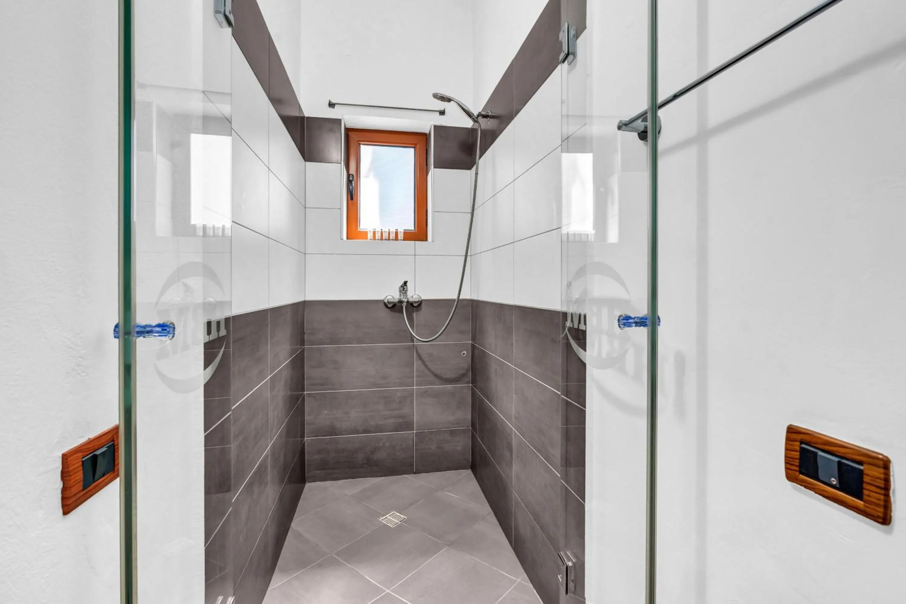Shower in Villa ELMAR