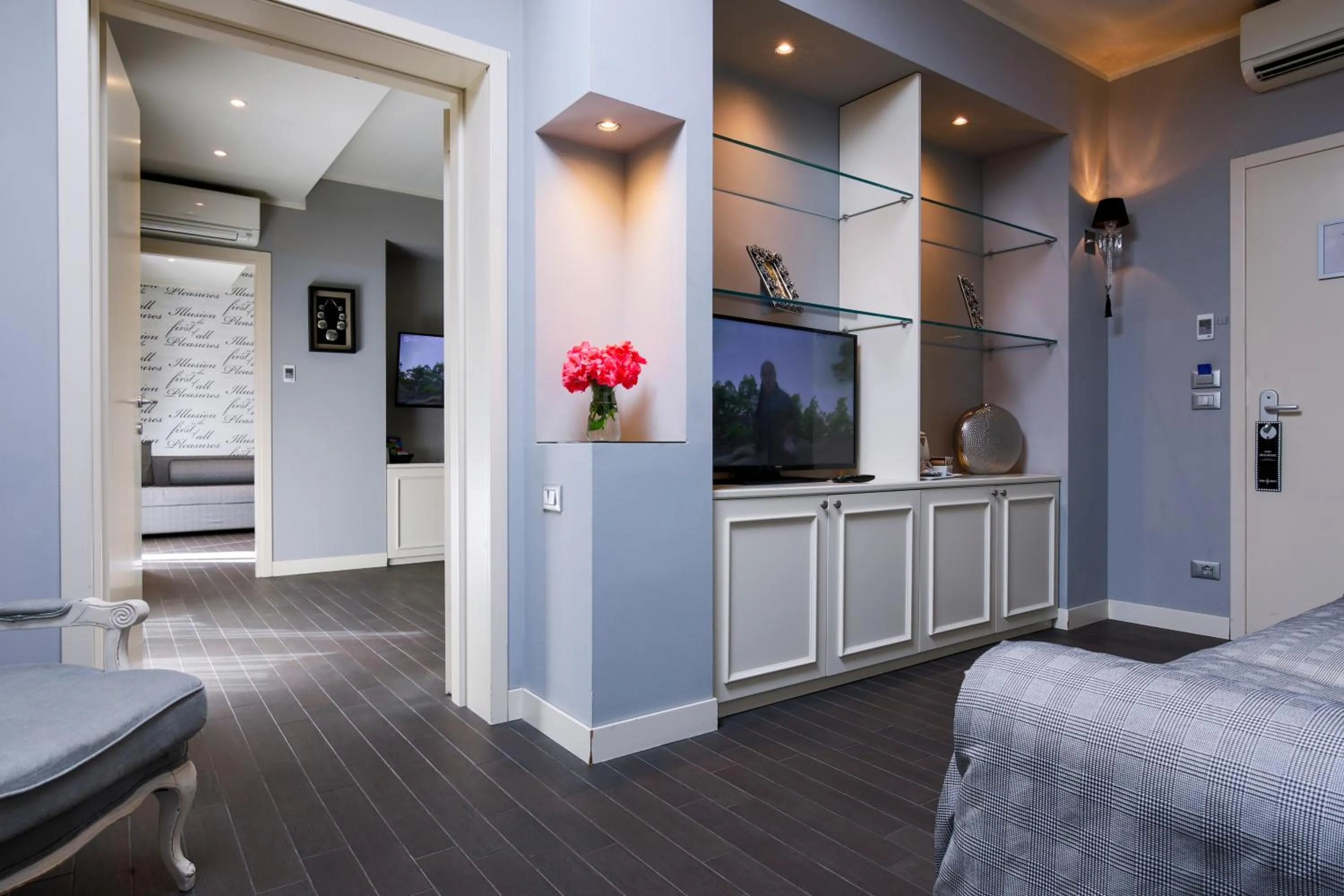 Communal lounge/ TV room, Bed in Savoia Hotel Regency