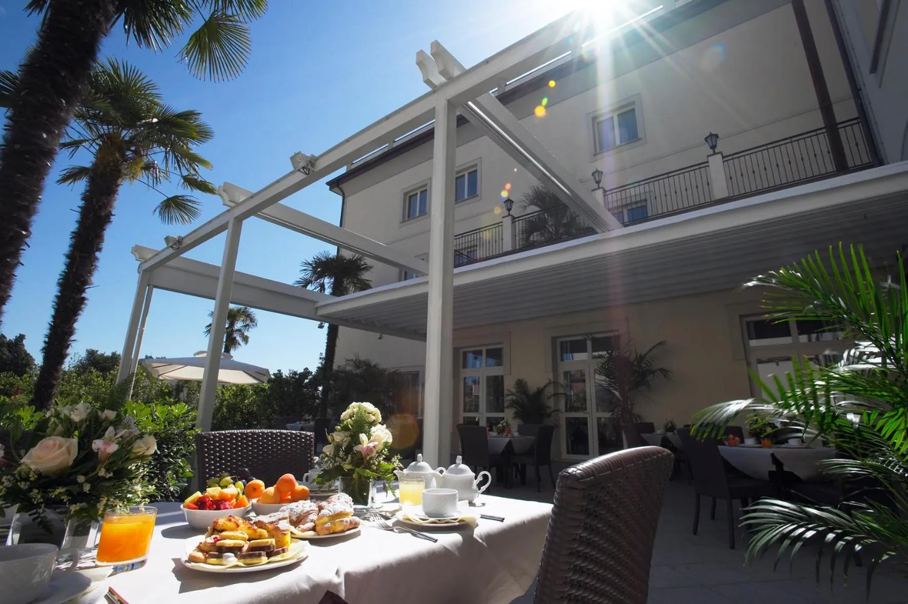 Restaurant/places to eat in Savoia Hotel Regency