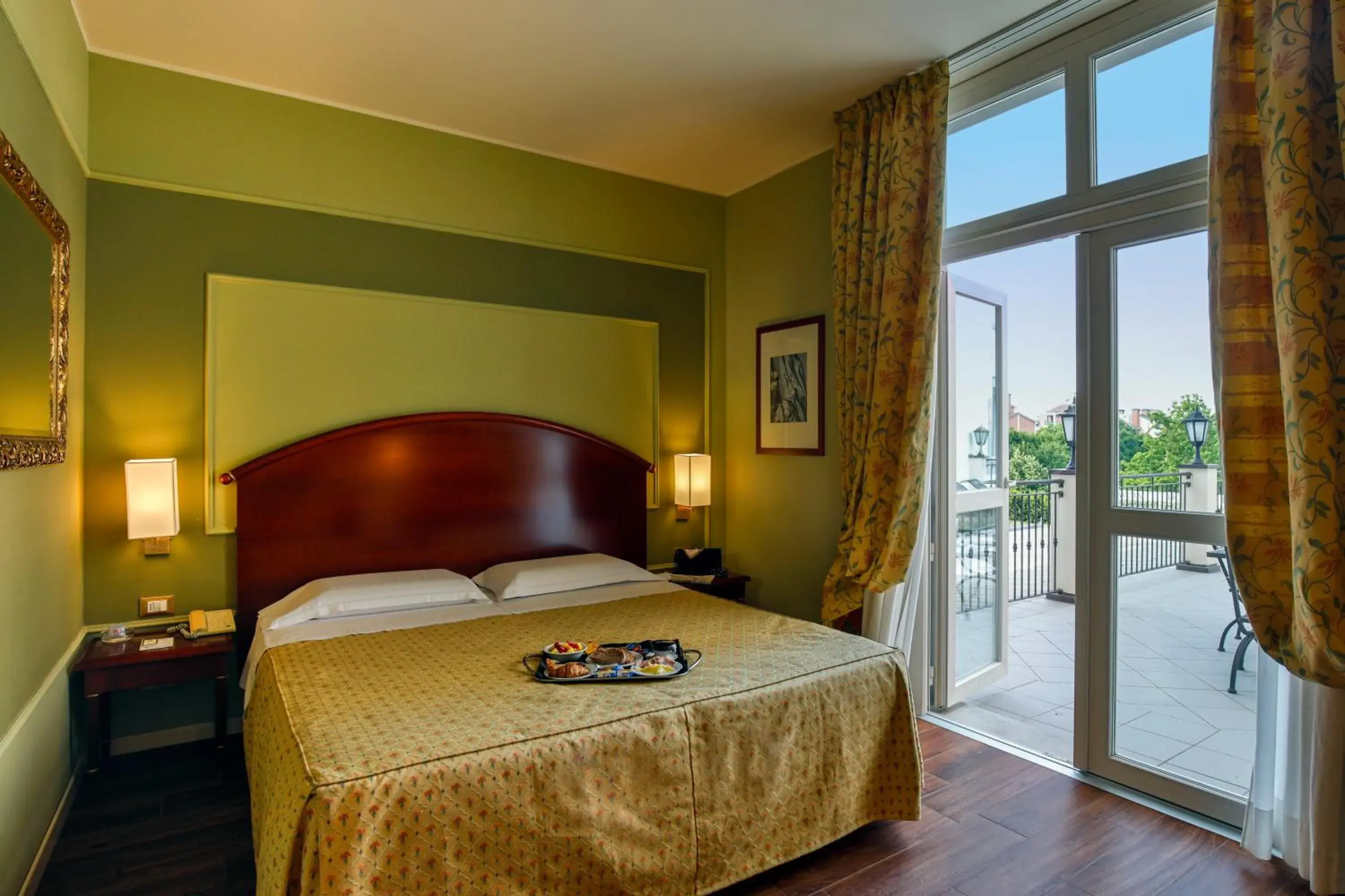 Deluxe Double or Twin Room with Balcony in Savoia Hotel Regency Deluxe Double or Twin Room with Balcony in Savoia Hotel Regency