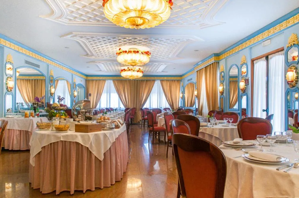 Restaurant/places to eat in Hotel Eliseo Park's