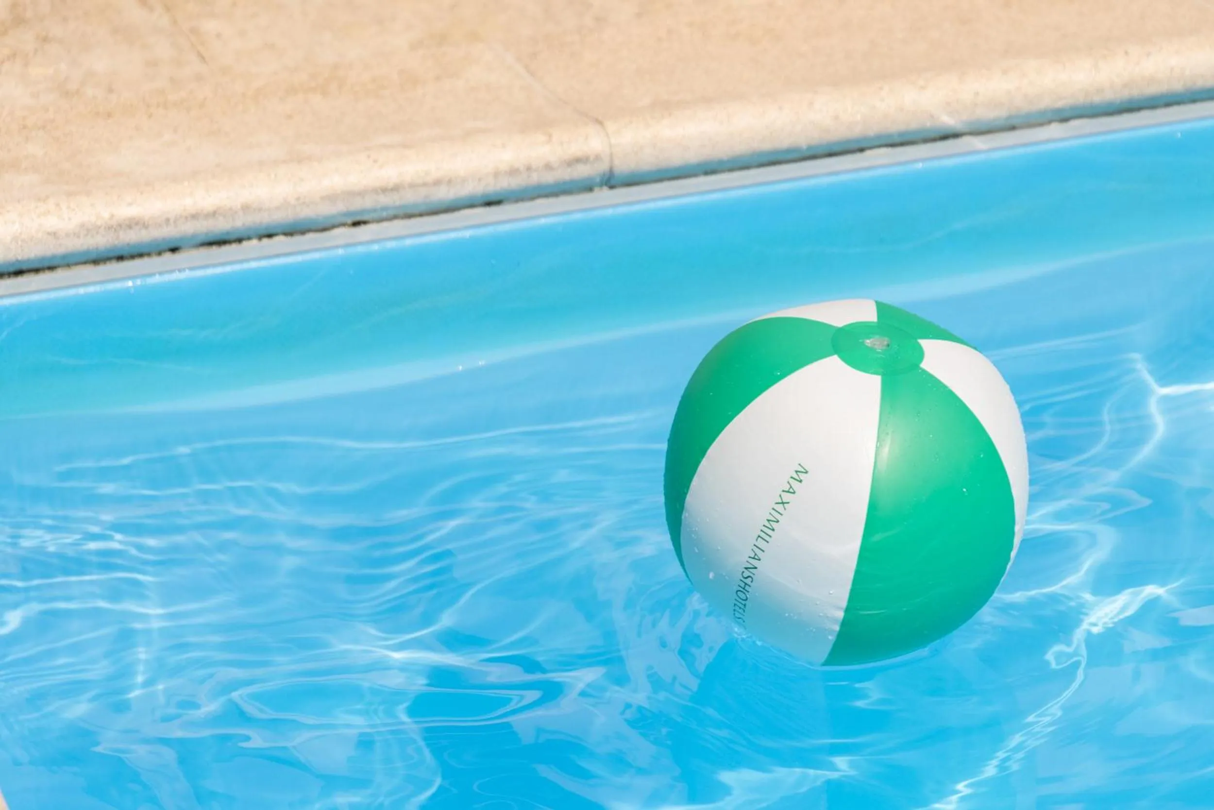 Swimming pool in Hotel Continental