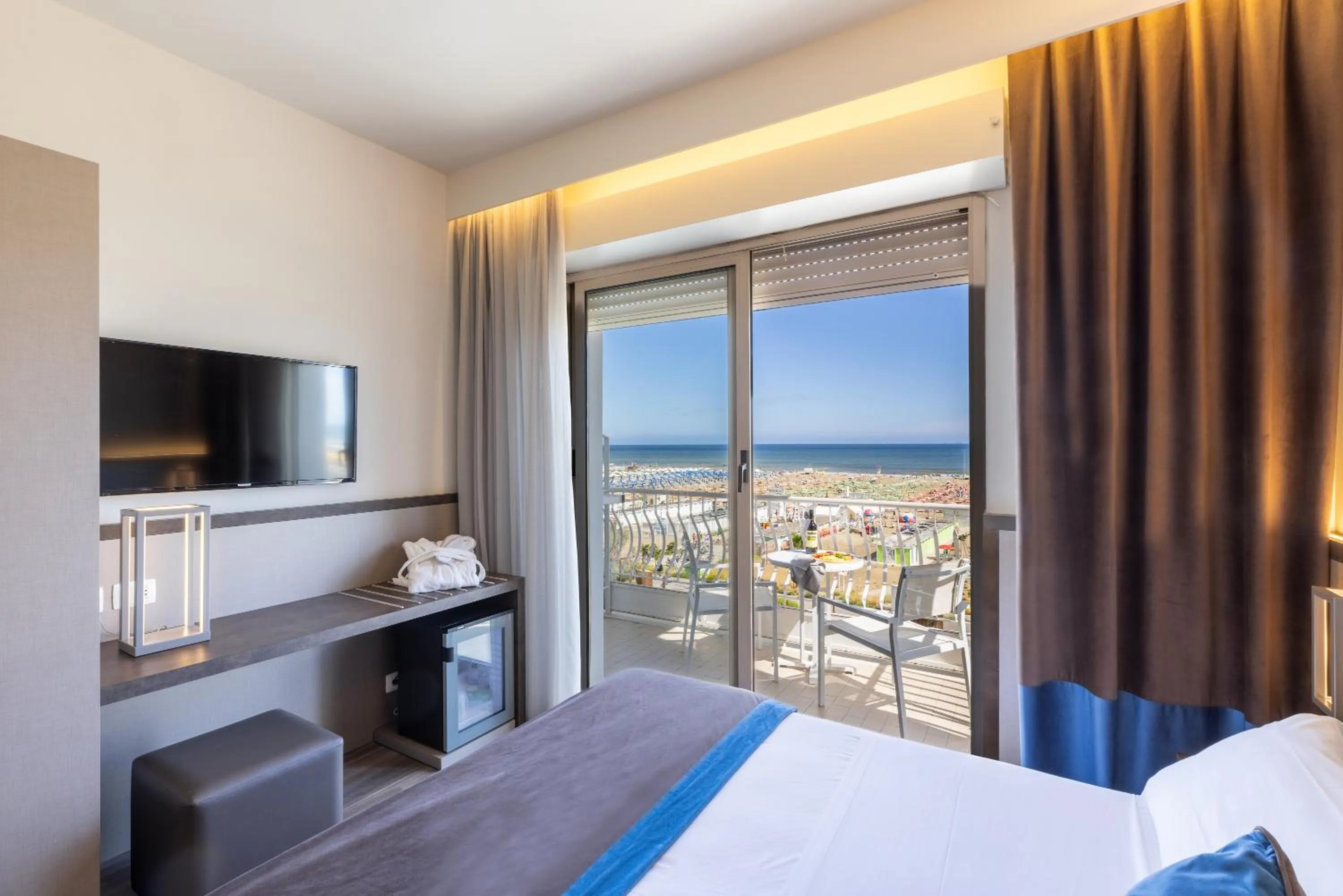 View (from property/room), Bed in Hotel Continental