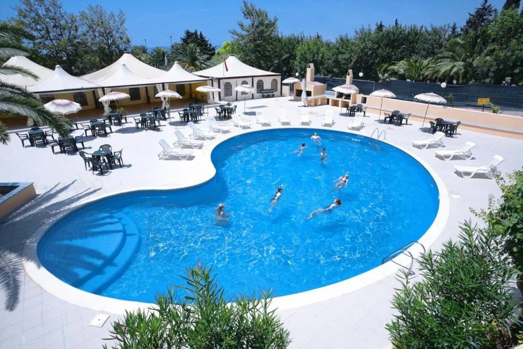 Swimming pool in Hotel Califfo