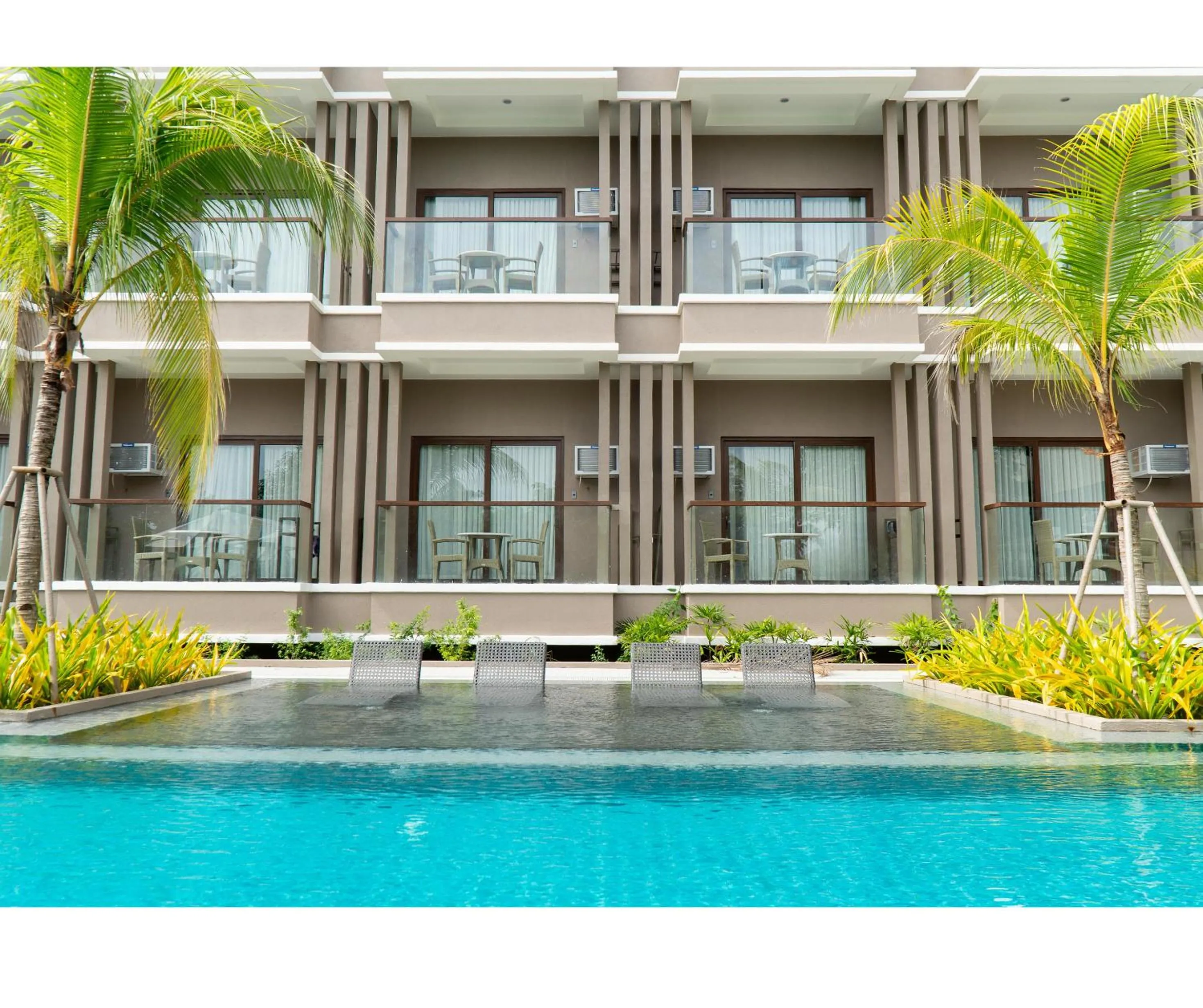 Swimming pool in Zuri Resort