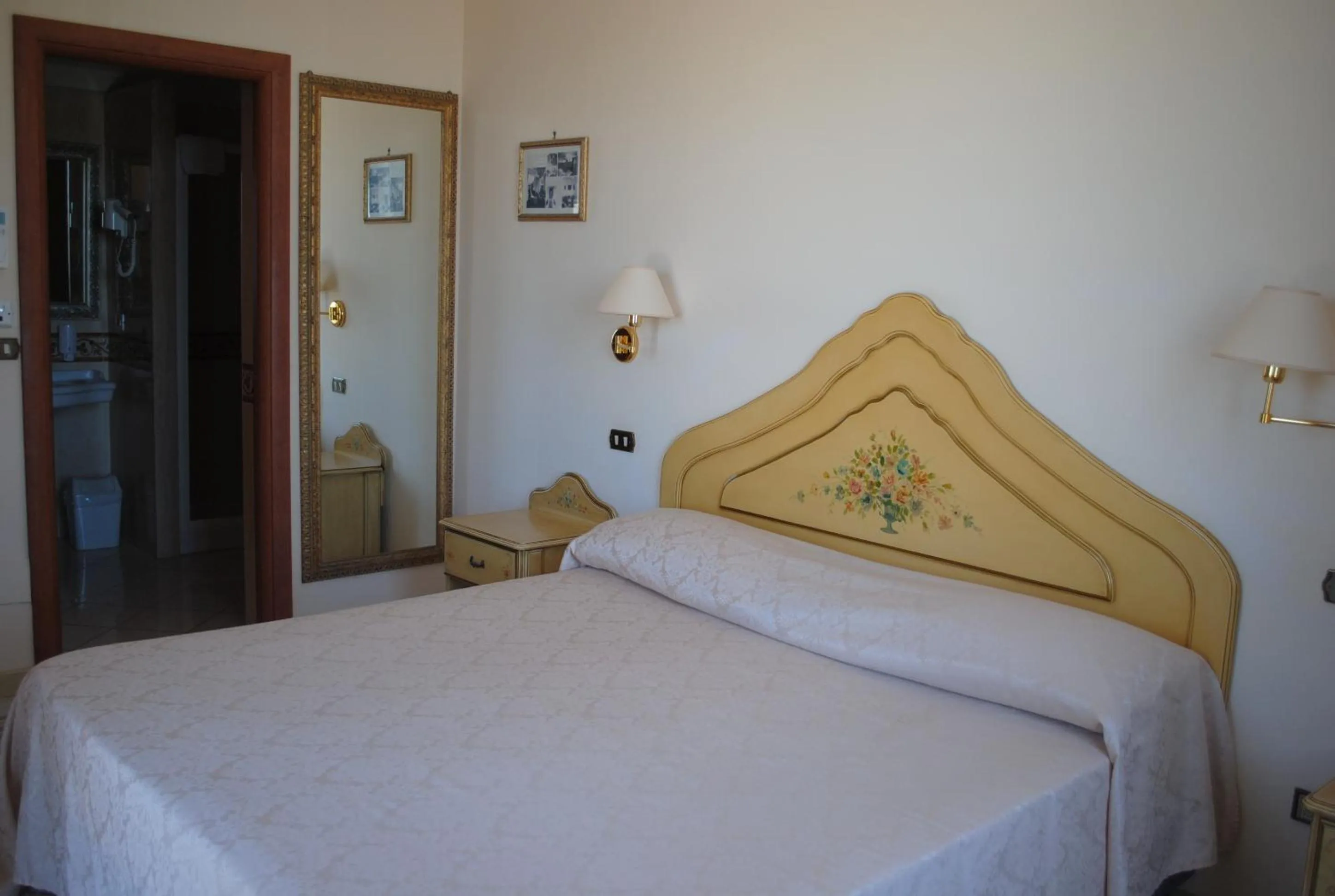 Bedroom, Bed in Villa Tina Hotel