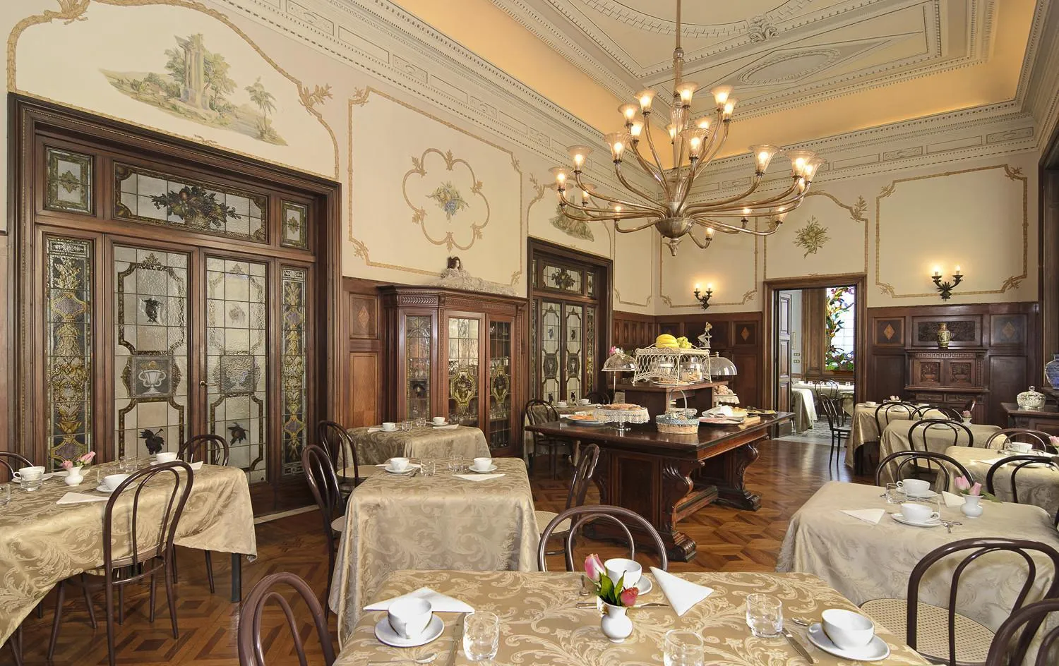 Restaurant/places to eat in Villa Tina Hotel