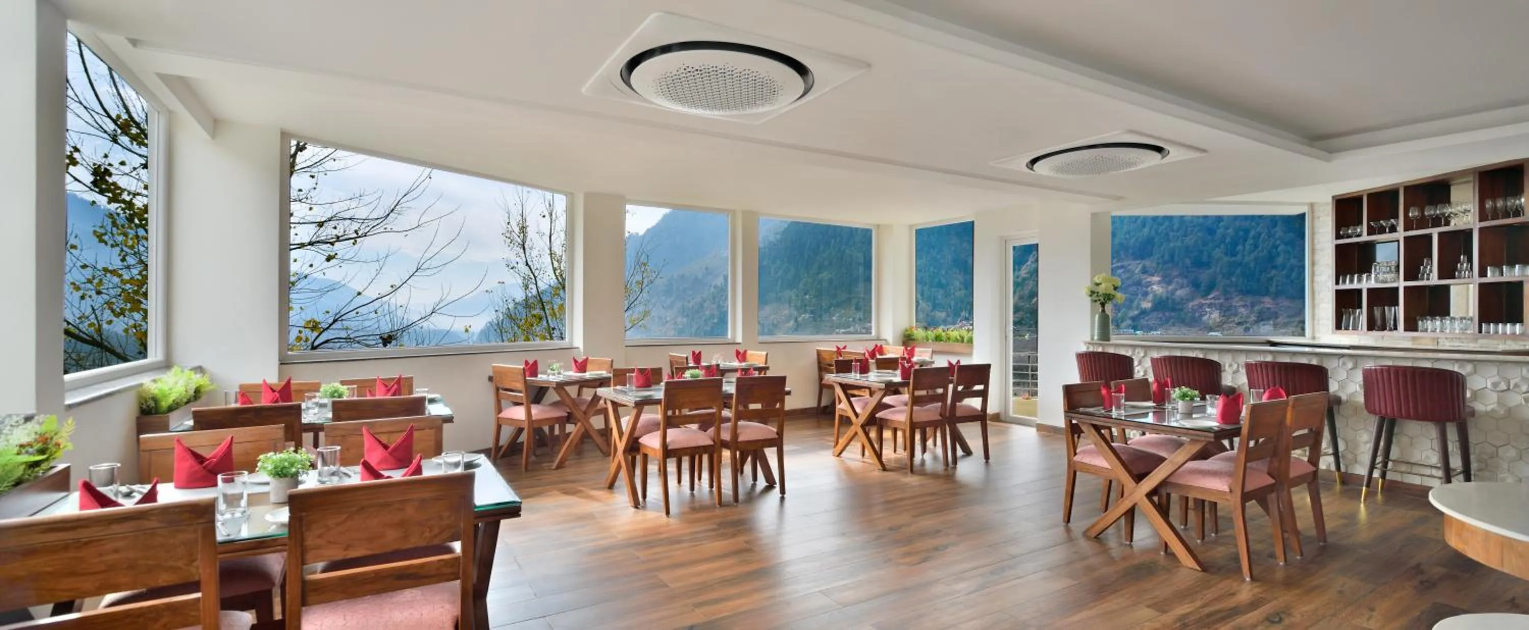 Restaurant/places to eat in juSTa Grand View Resort & Spa, Manali