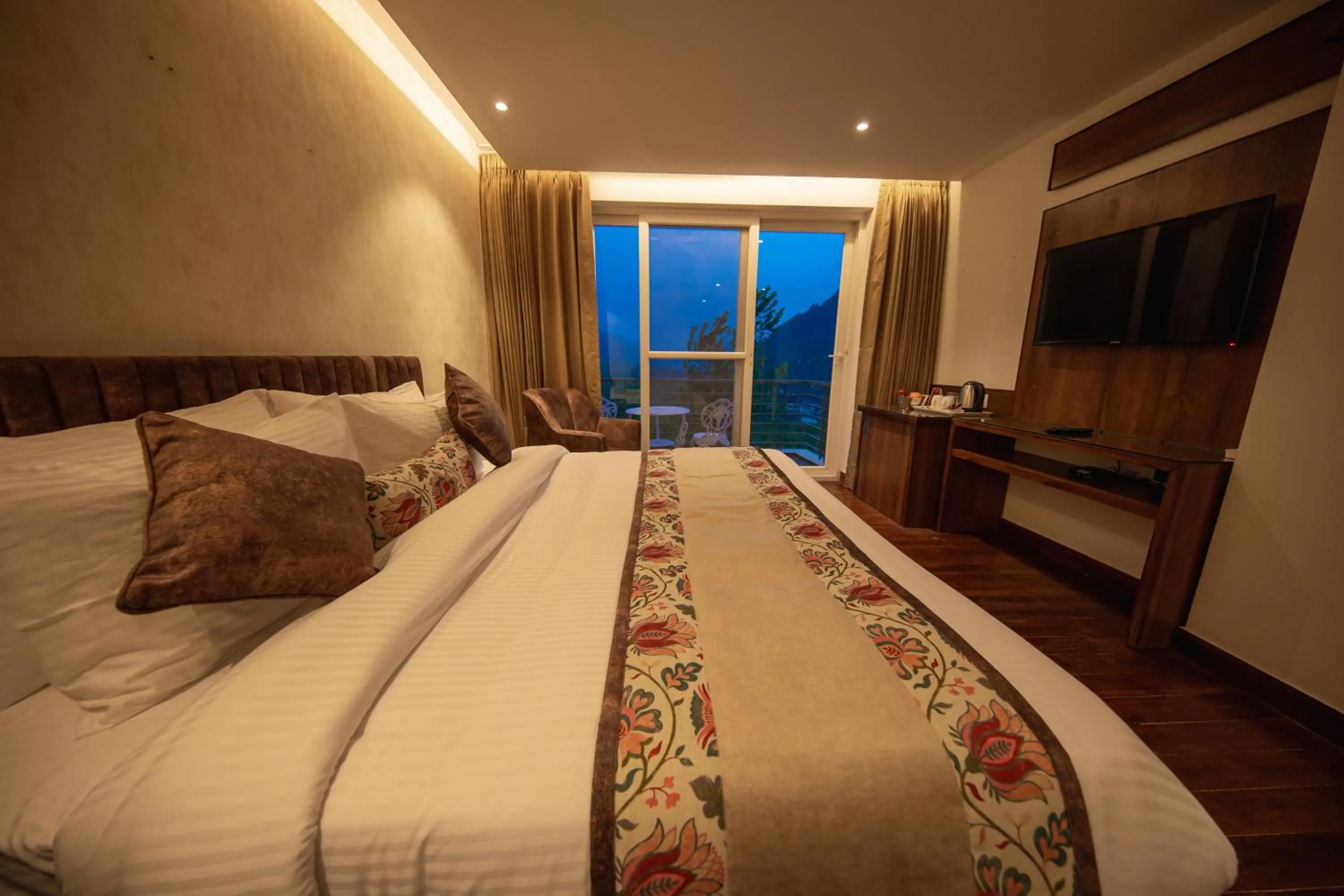 Bed in juSTa Grand View Resort & Spa, Manali