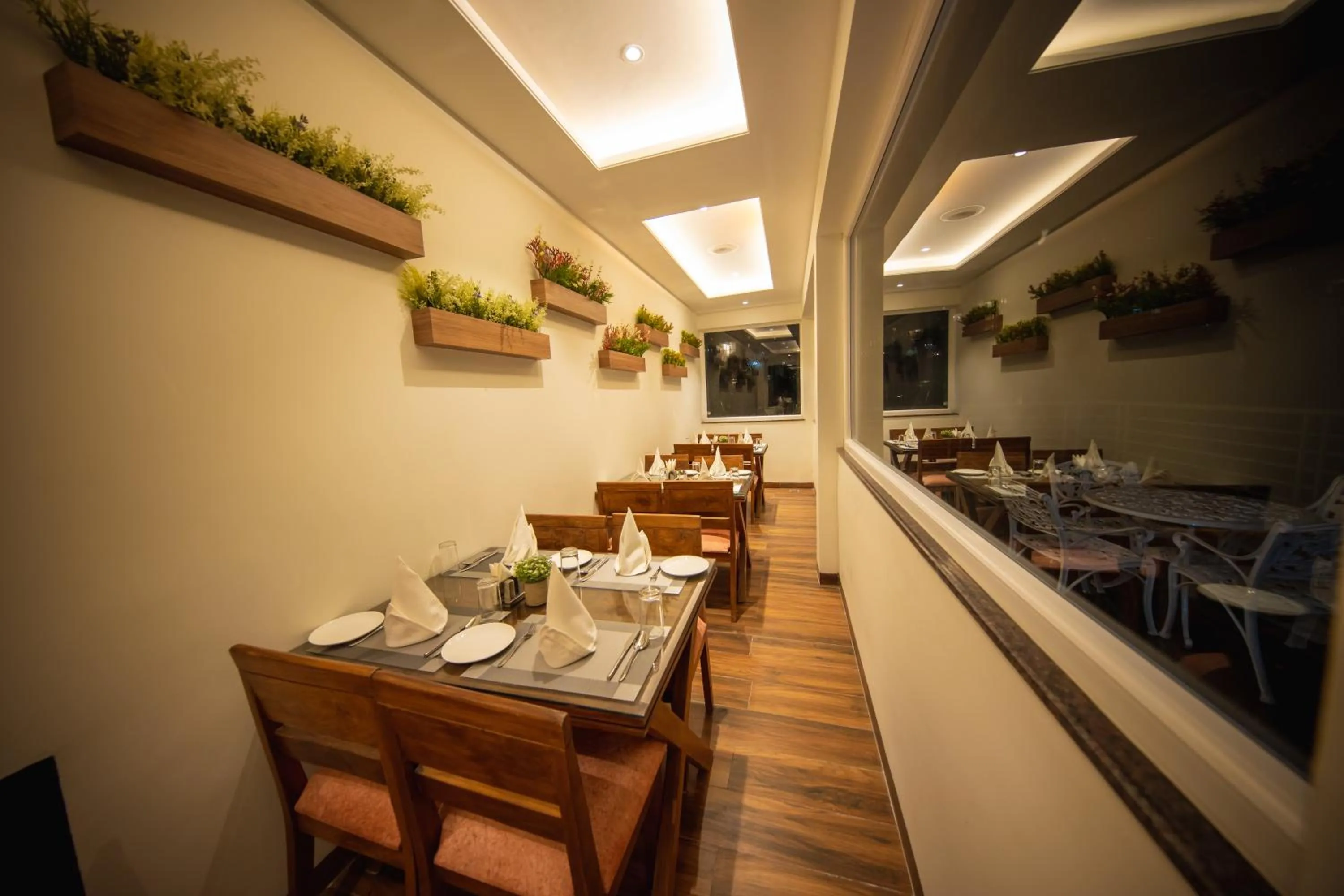 Restaurant/places to eat in juSTa Grand View Resort & Spa, Manali