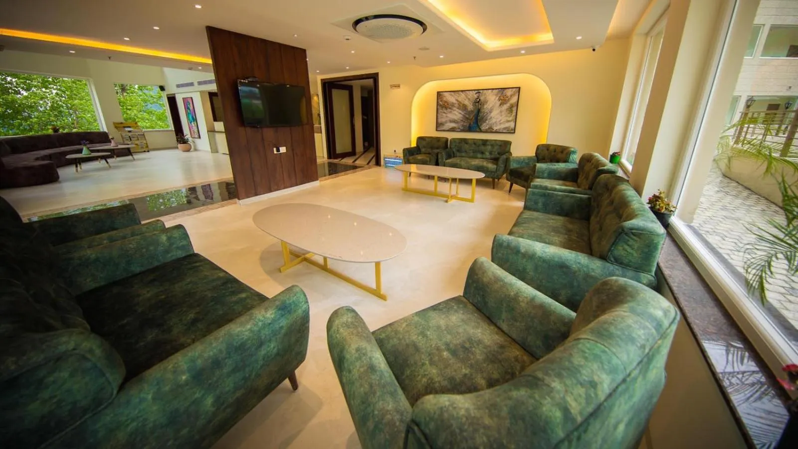 Communal lounge/ TV room in juSTa Grand View Resort & Spa, Manali