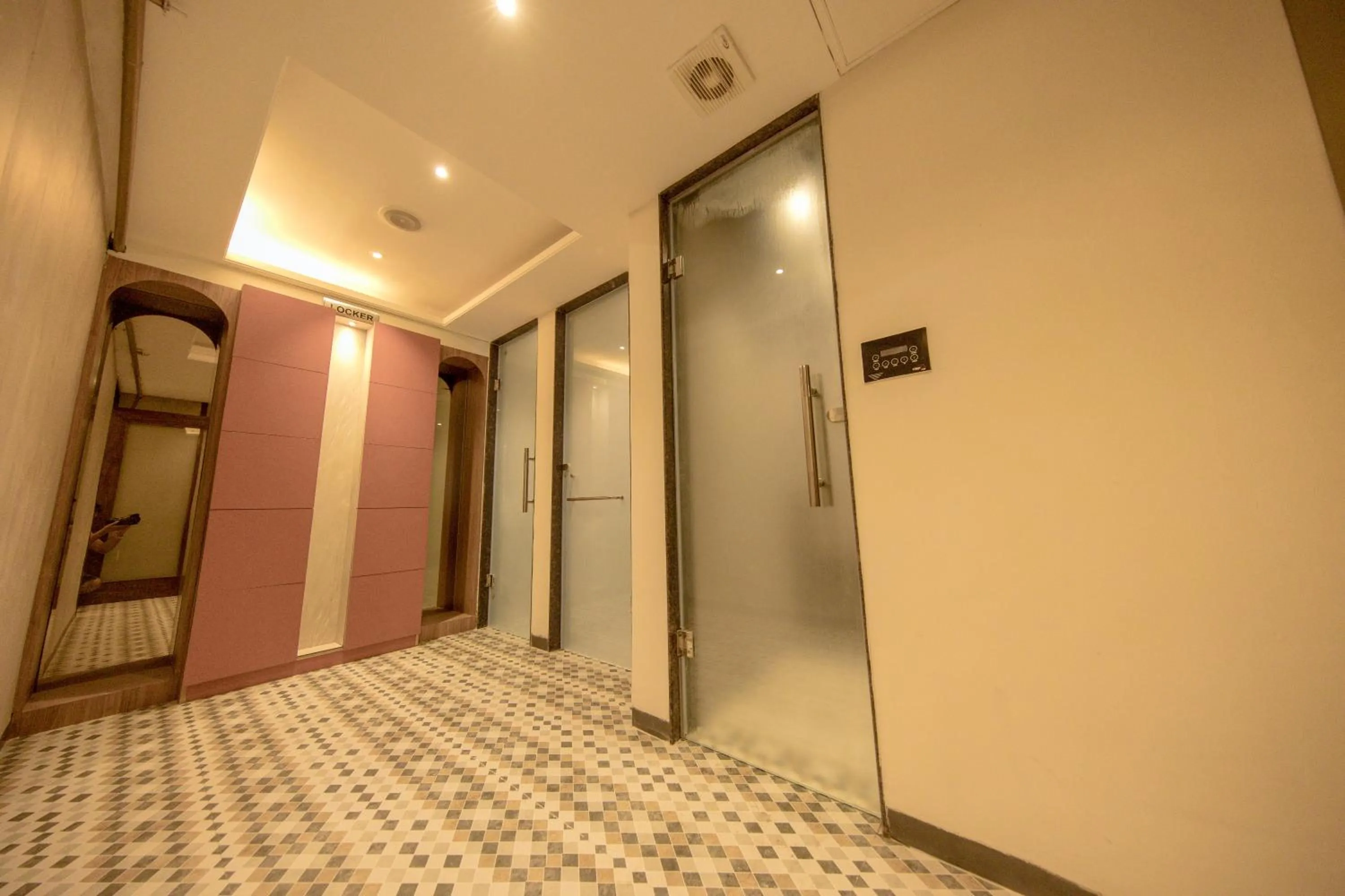 elevator in juSTa Grand View Resort & Spa, Manali