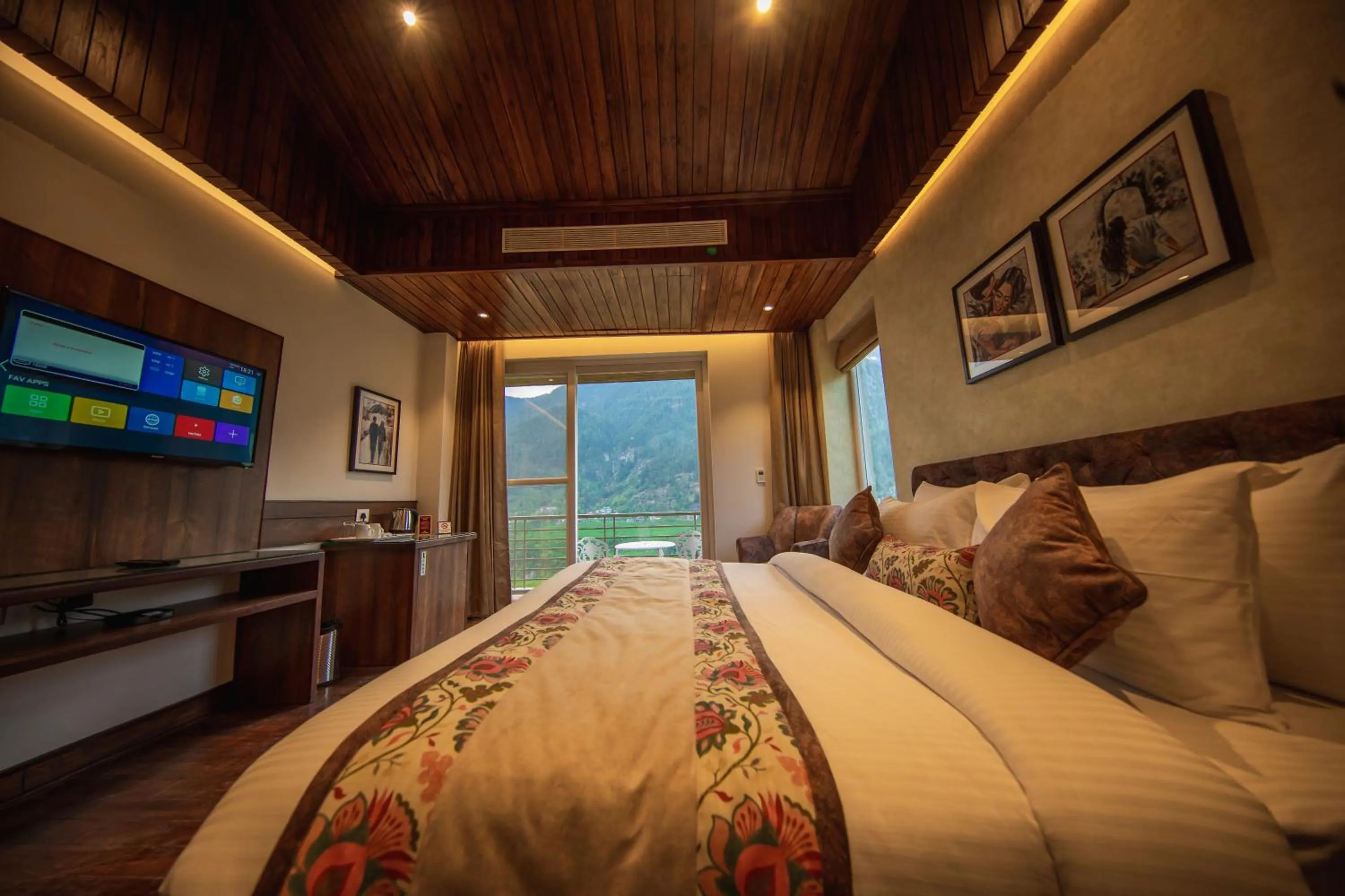 Photo of the whole room, Bed in juSTa Grand View Resort & Spa, Manali