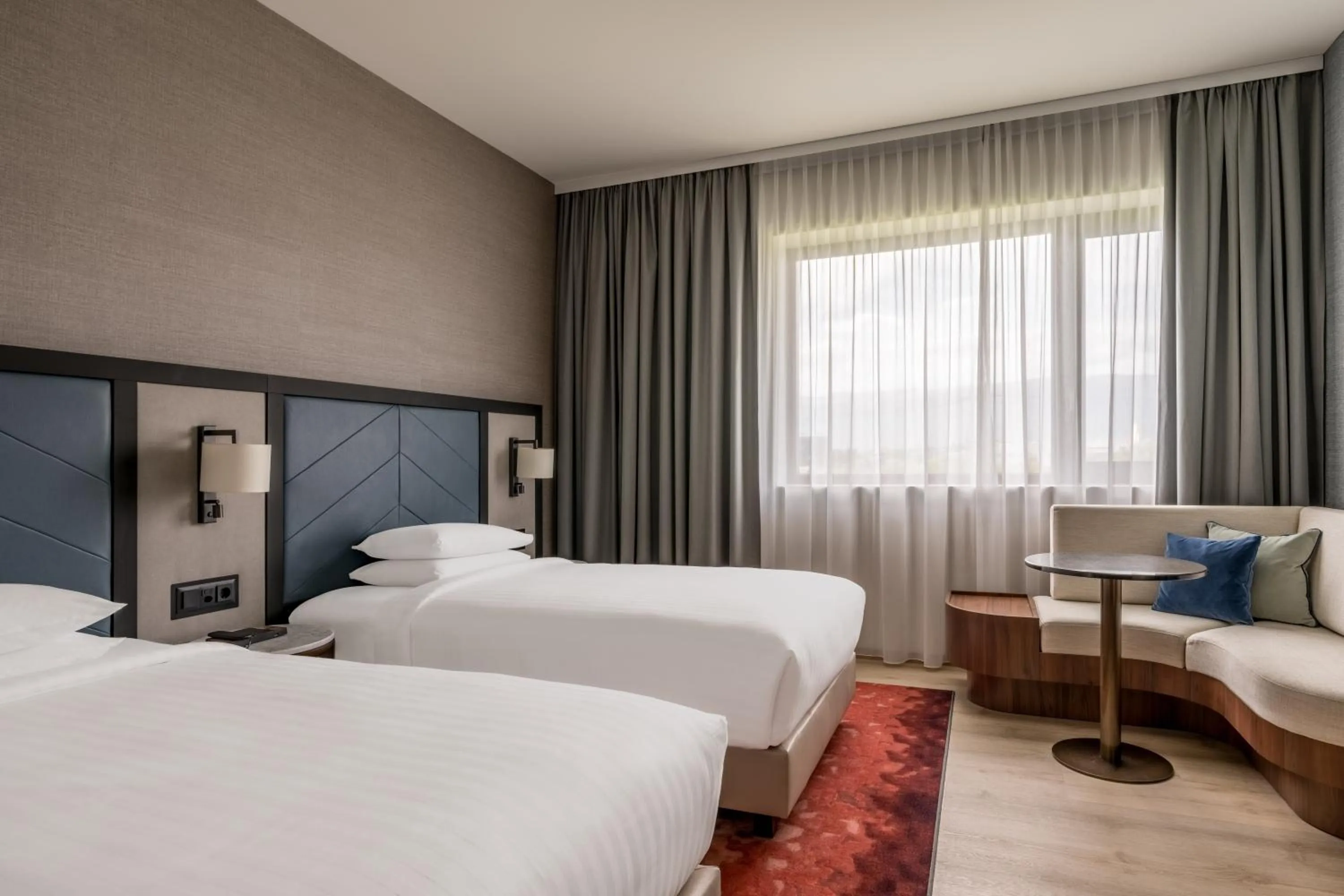 Seating area, Bed in Geneva Marriott Hotel