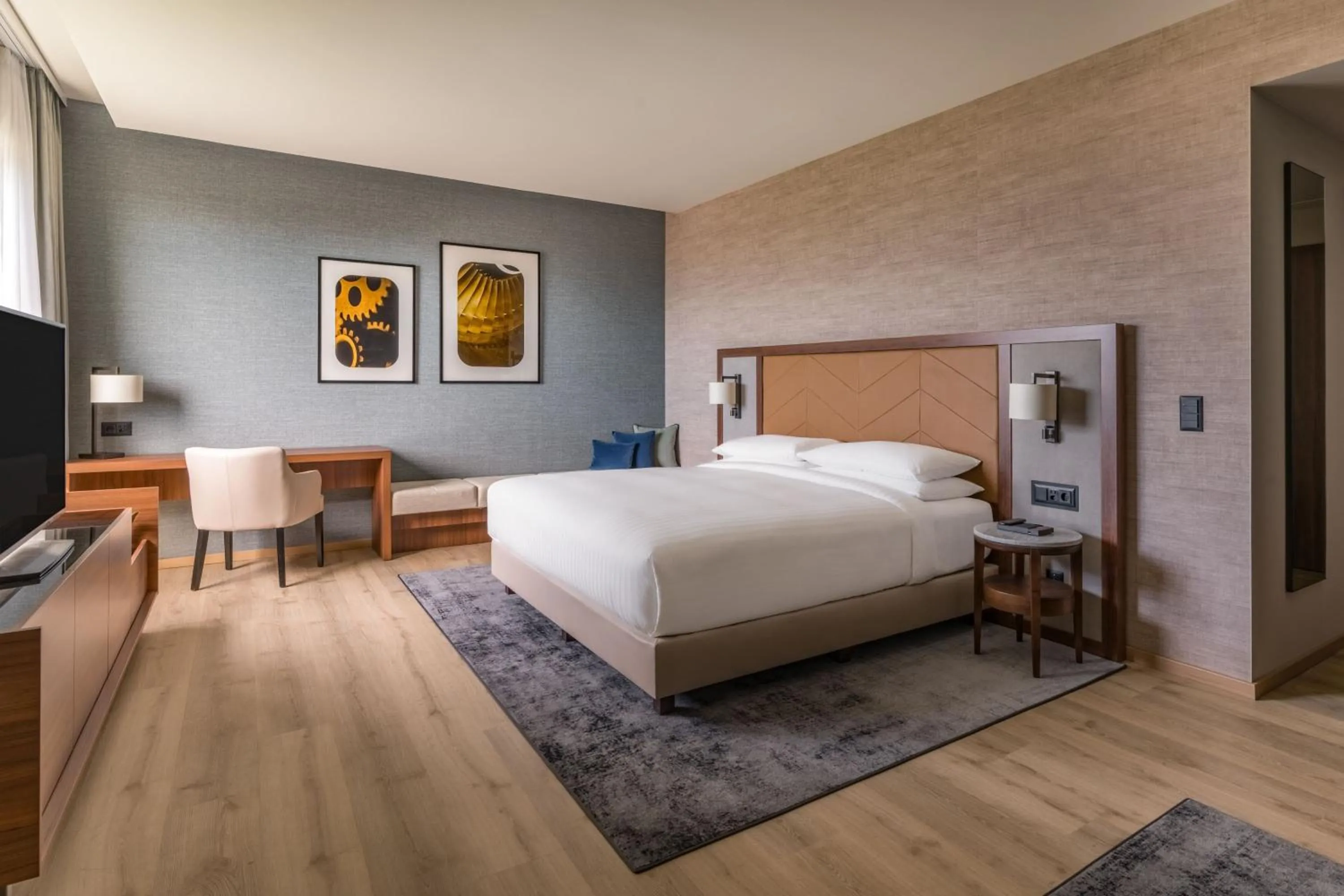 Bedroom, Bed in Geneva Marriott Hotel