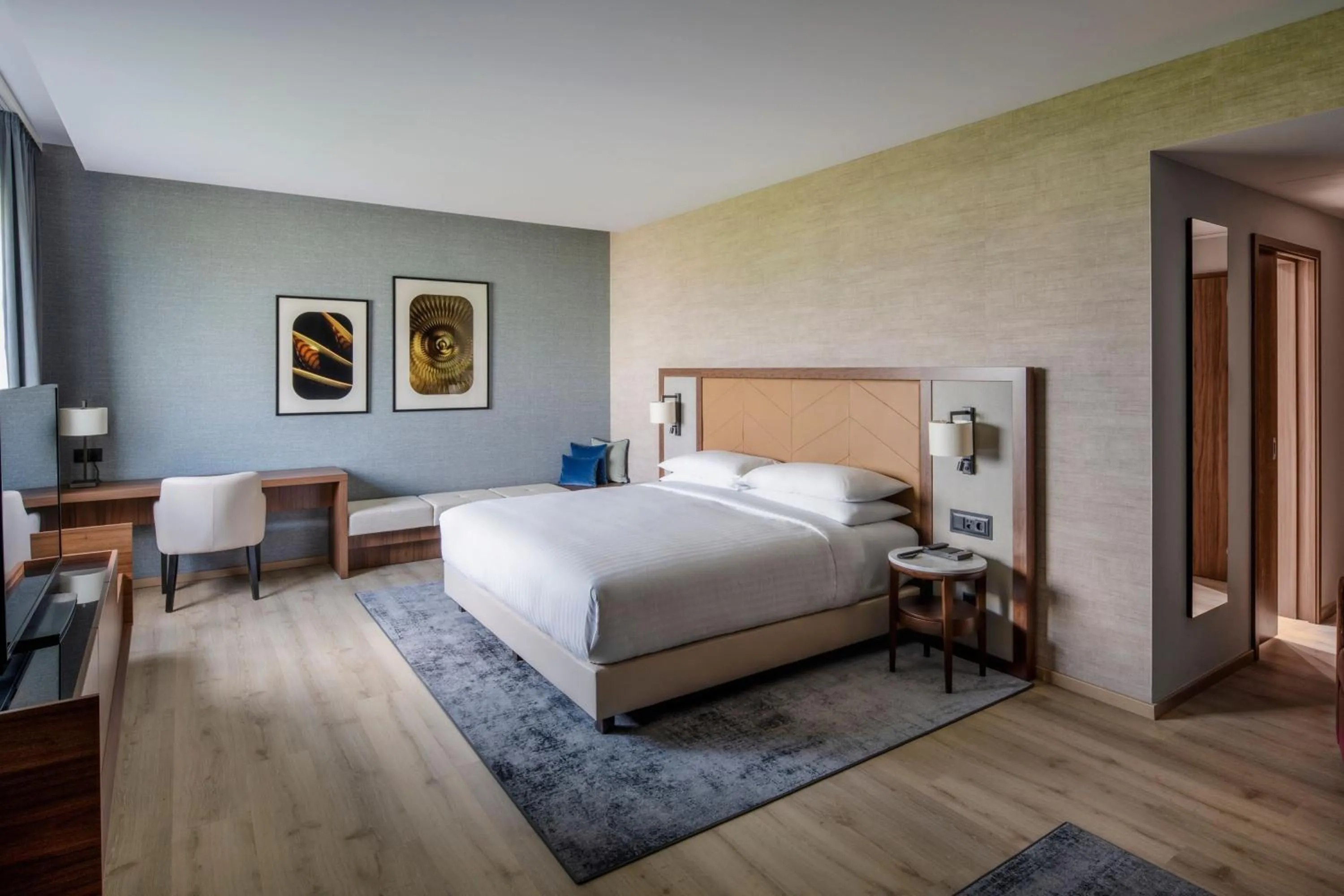 Bedroom, Bed in Geneva Marriott Hotel