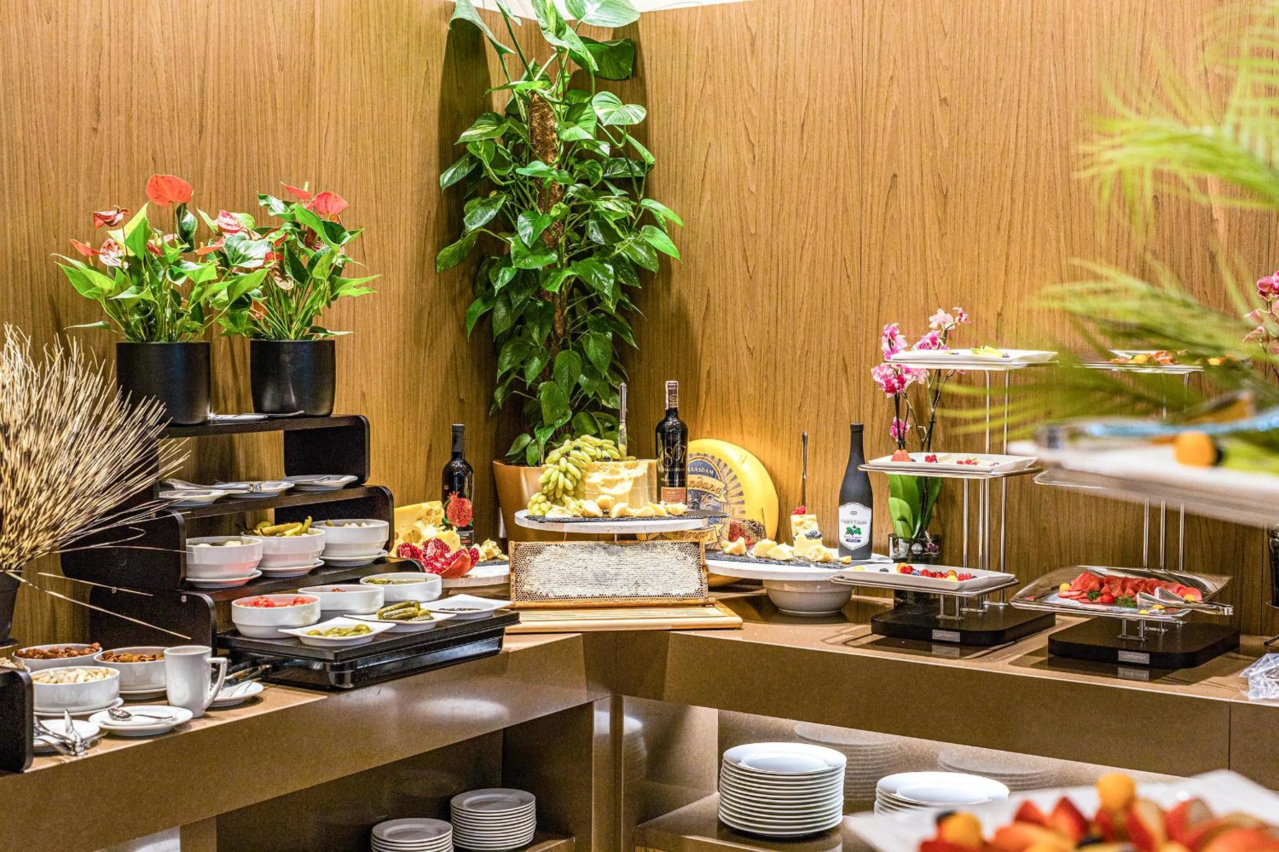 Buffet breakfast in Lia! by Minyoun Stars of Ulugbek