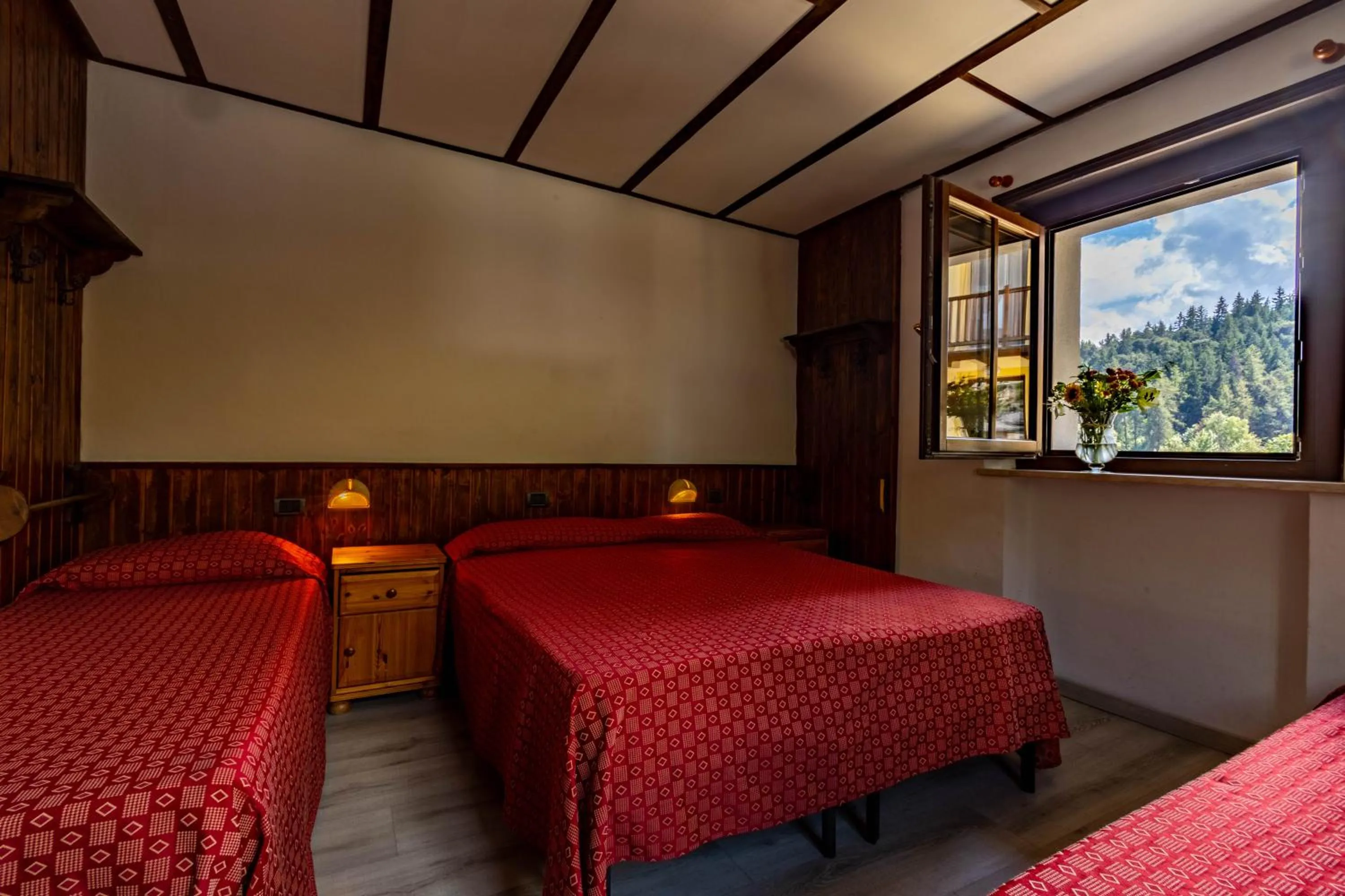 Bedroom, Bed in Hotel Saint Nicolas Gran Paradiso