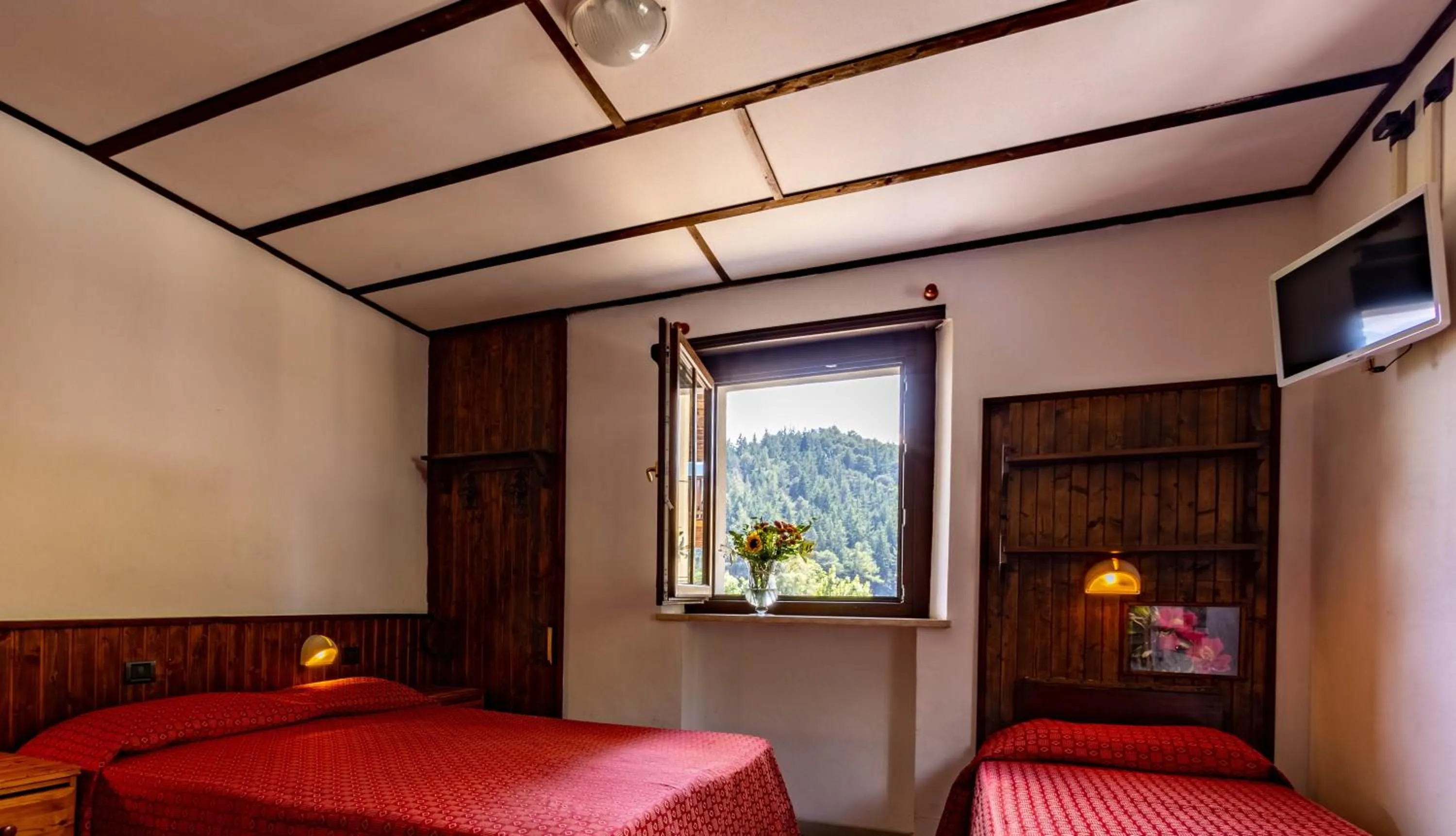 Bedroom, Bed in Hotel Saint Nicolas Gran Paradiso