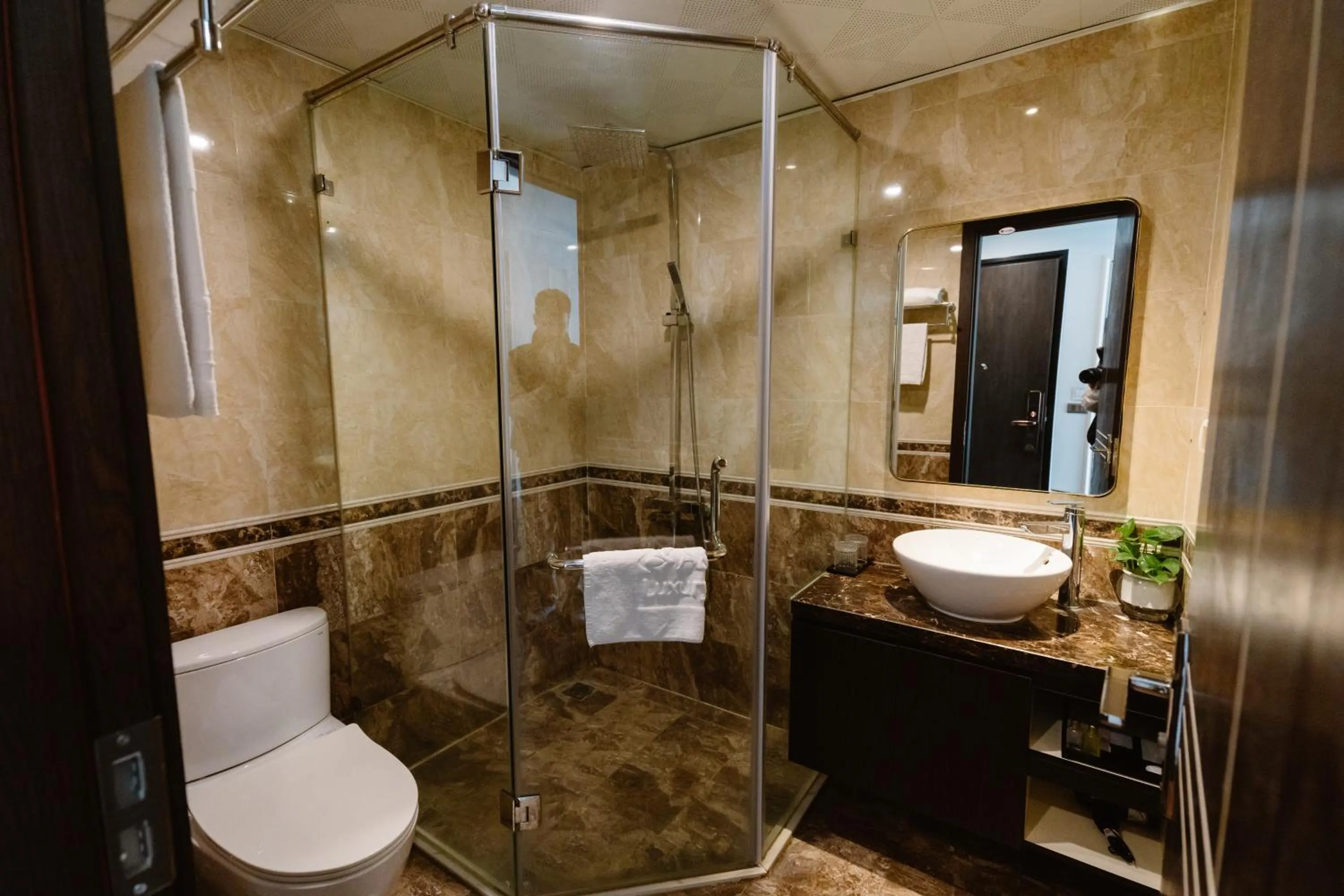 Shower in Hồng Vận Hotel