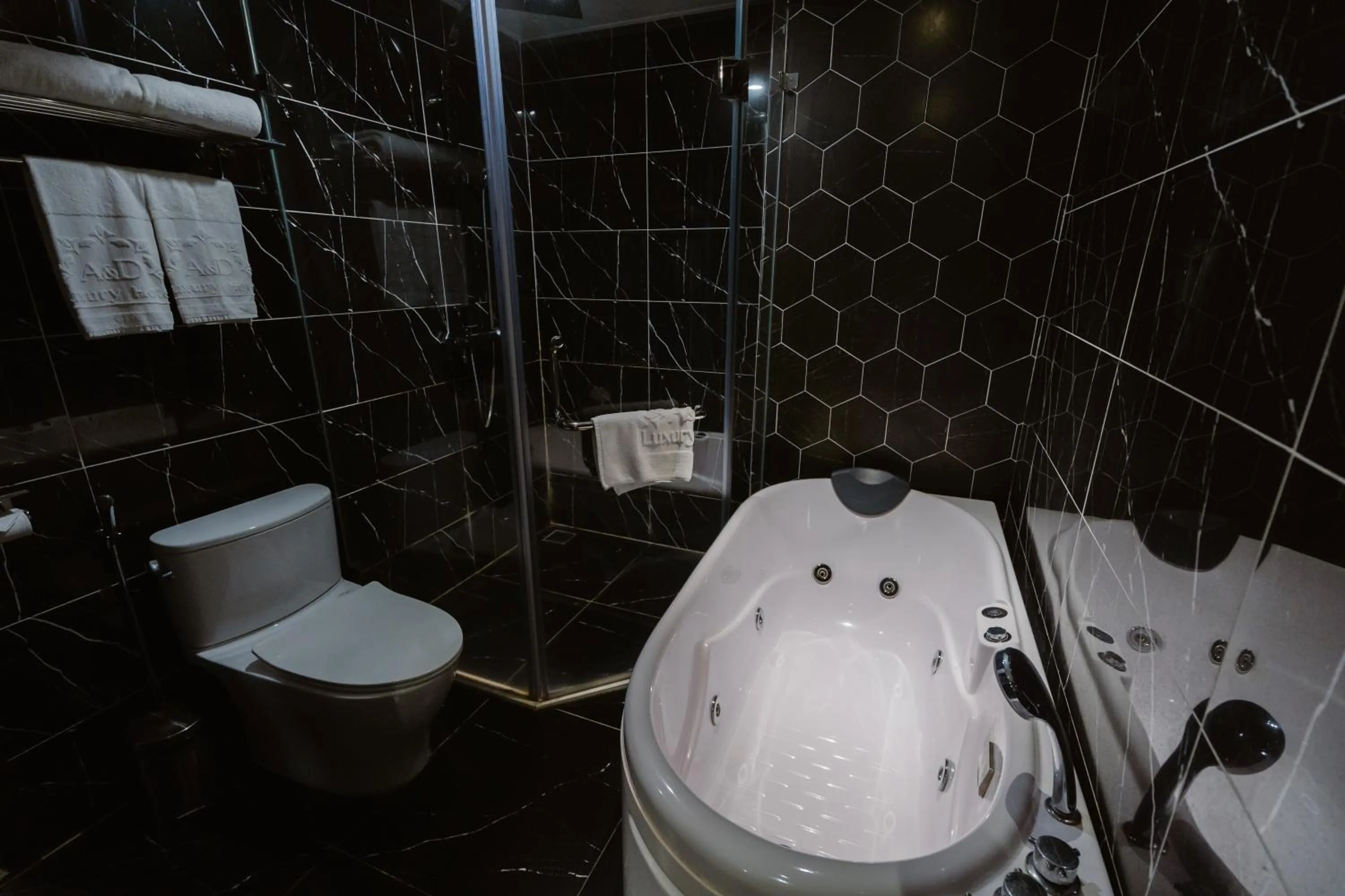 Shower in Hồng Vận Hotel