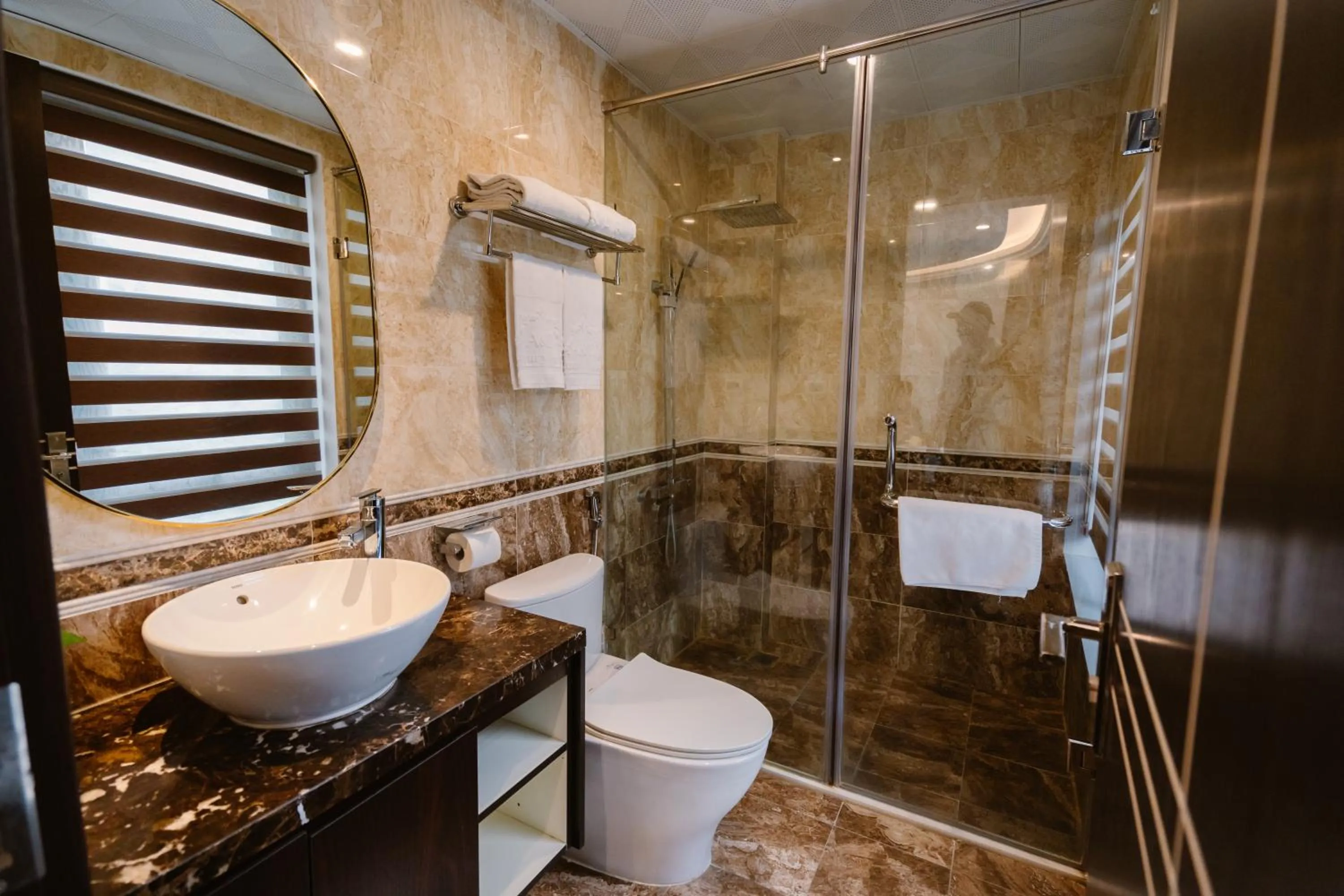 Shower in Hồng Vận Hotel