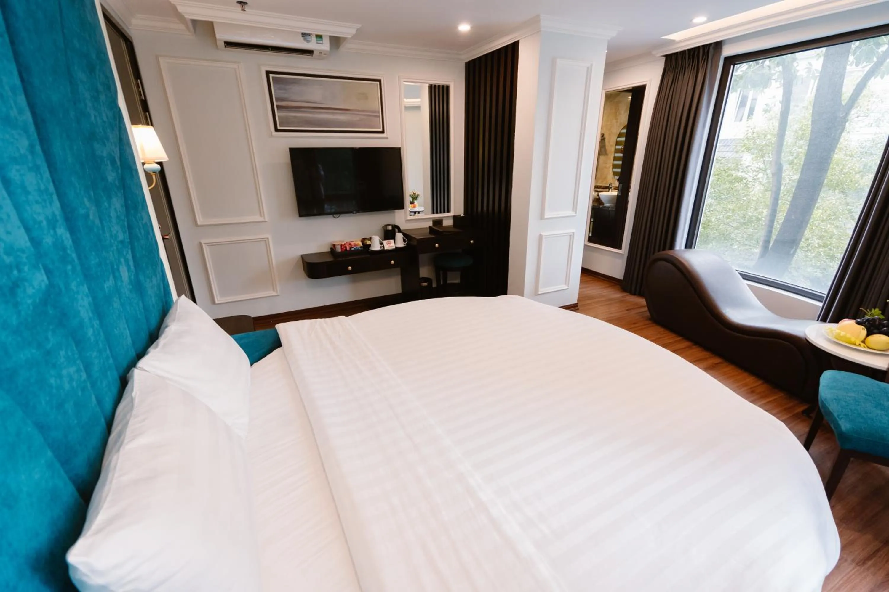 Decorative detail, Bed in Hồng Vận Hotel