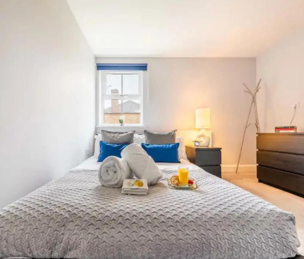 Bedroom, Bed in Super Luxe Central Maidenhead Apartment