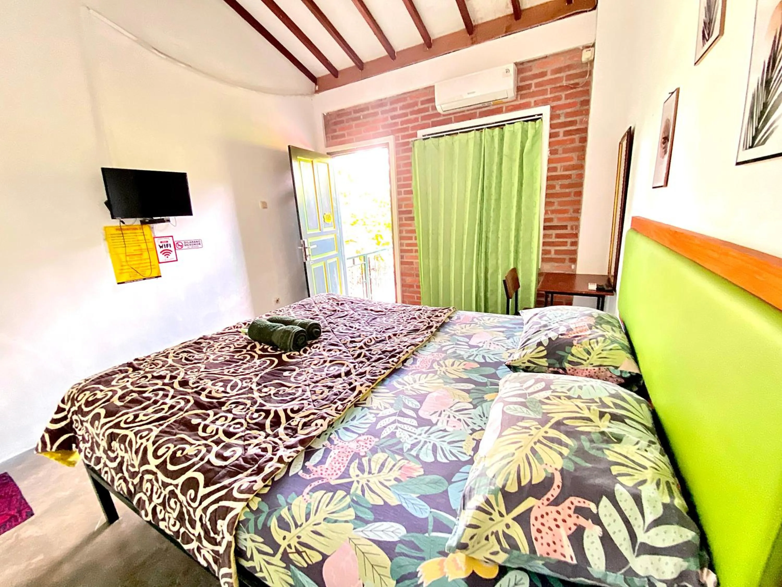 Bed in Sonosewu Guesthouse Syariah