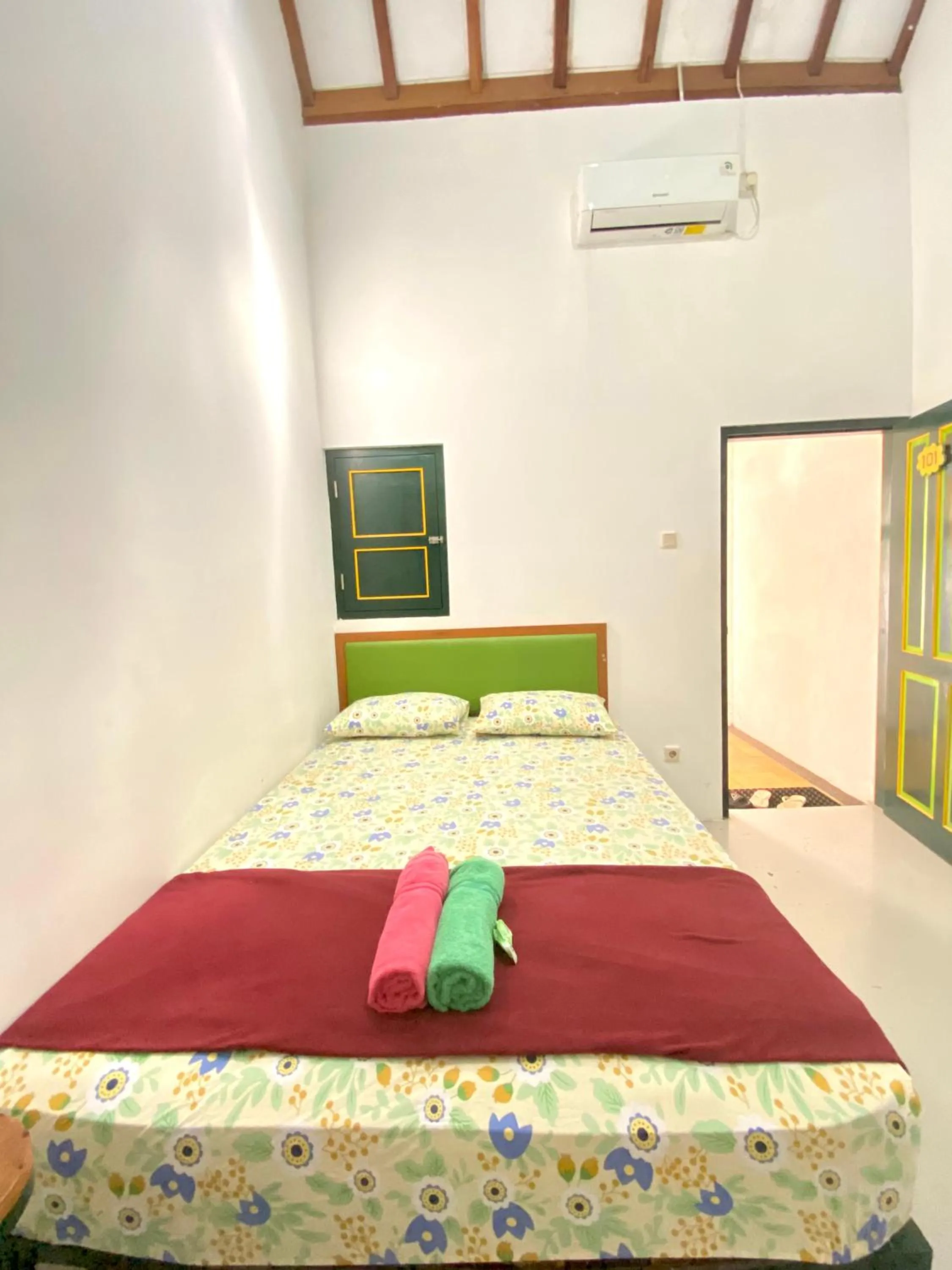 Bed in Sonosewu Guesthouse Syariah