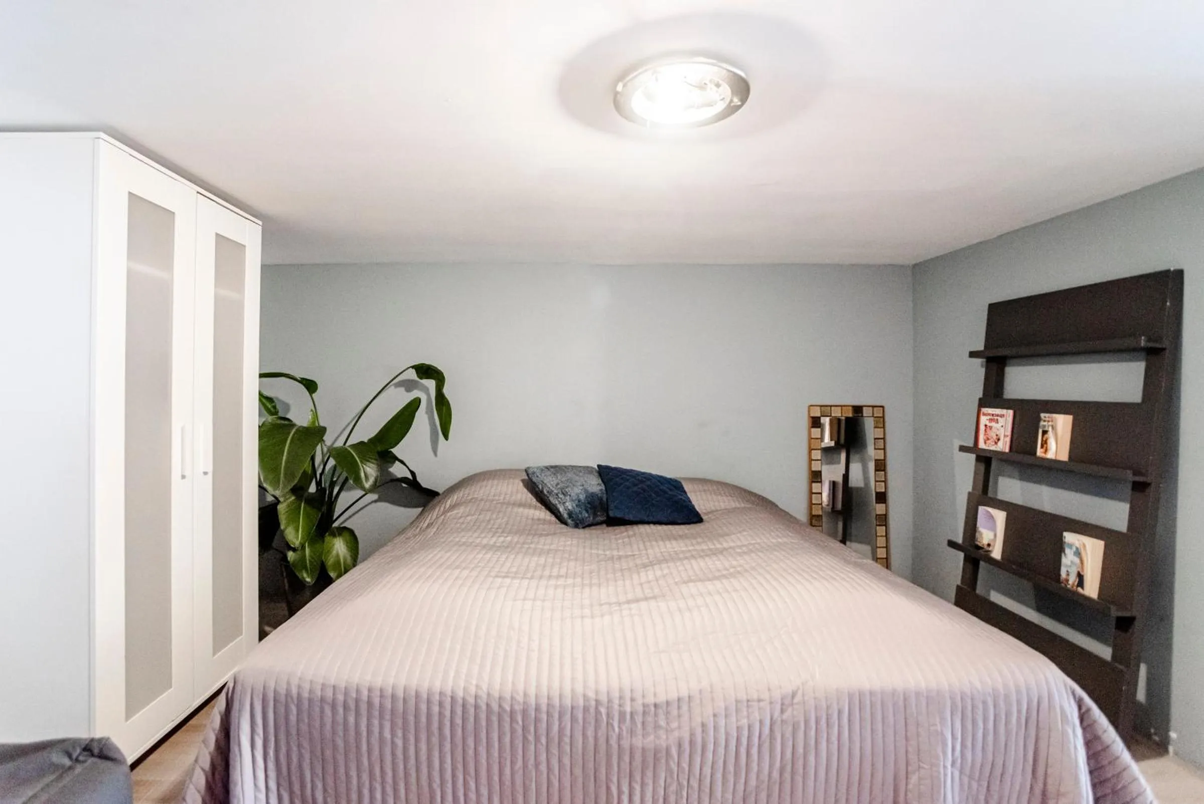 Bedroom, Bed in Jade