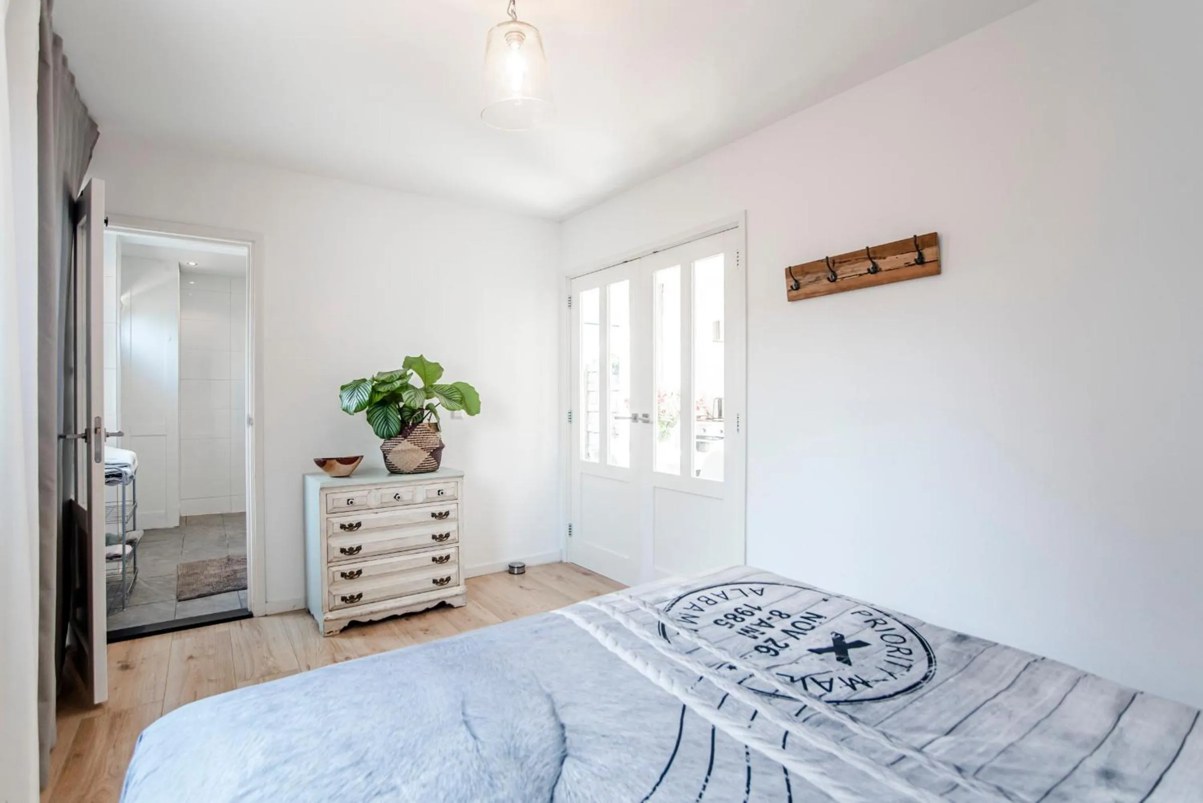 Bedroom, Bed in Jade