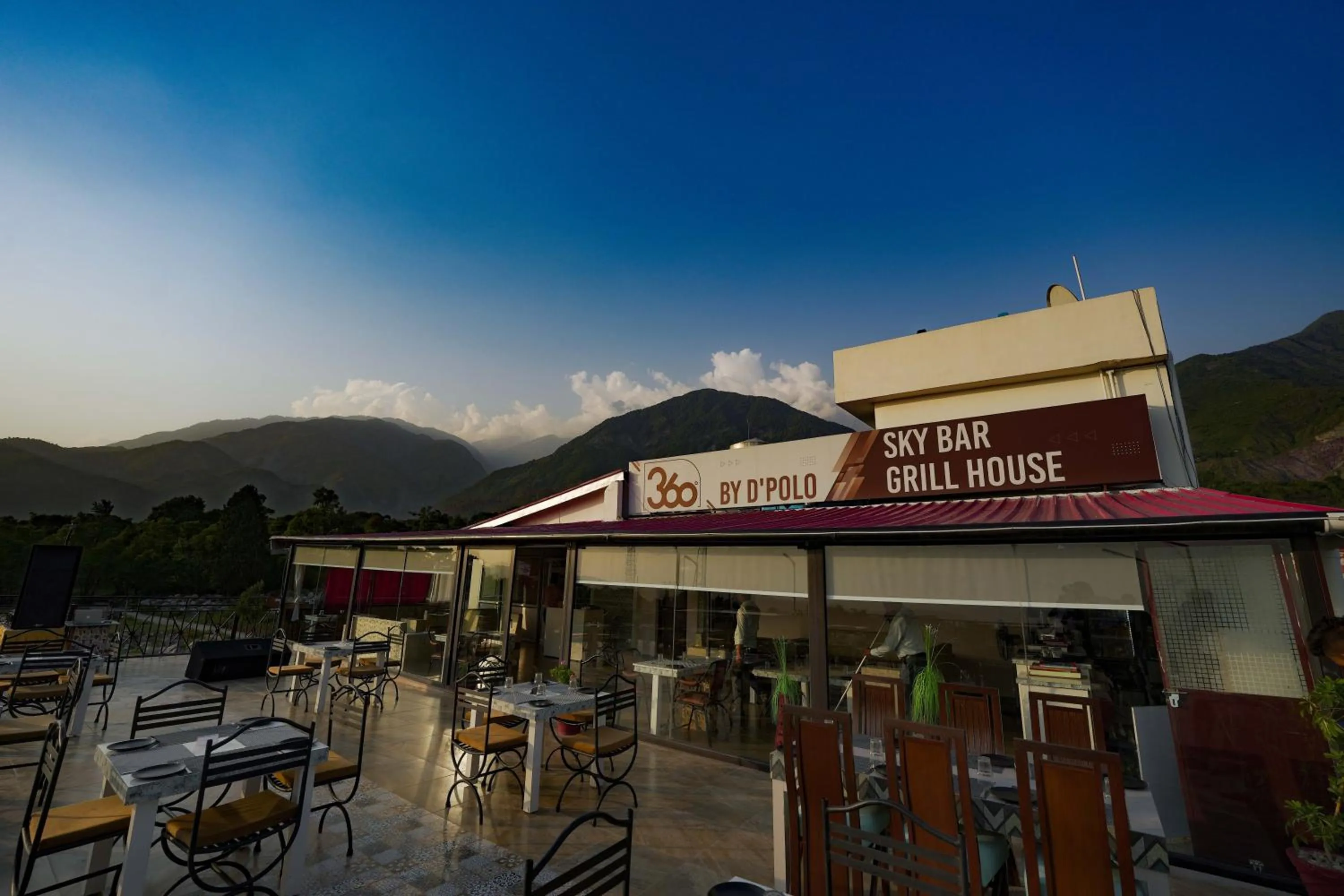 Lounge or bar in Hotel 360 by D'Polo Dharamshala