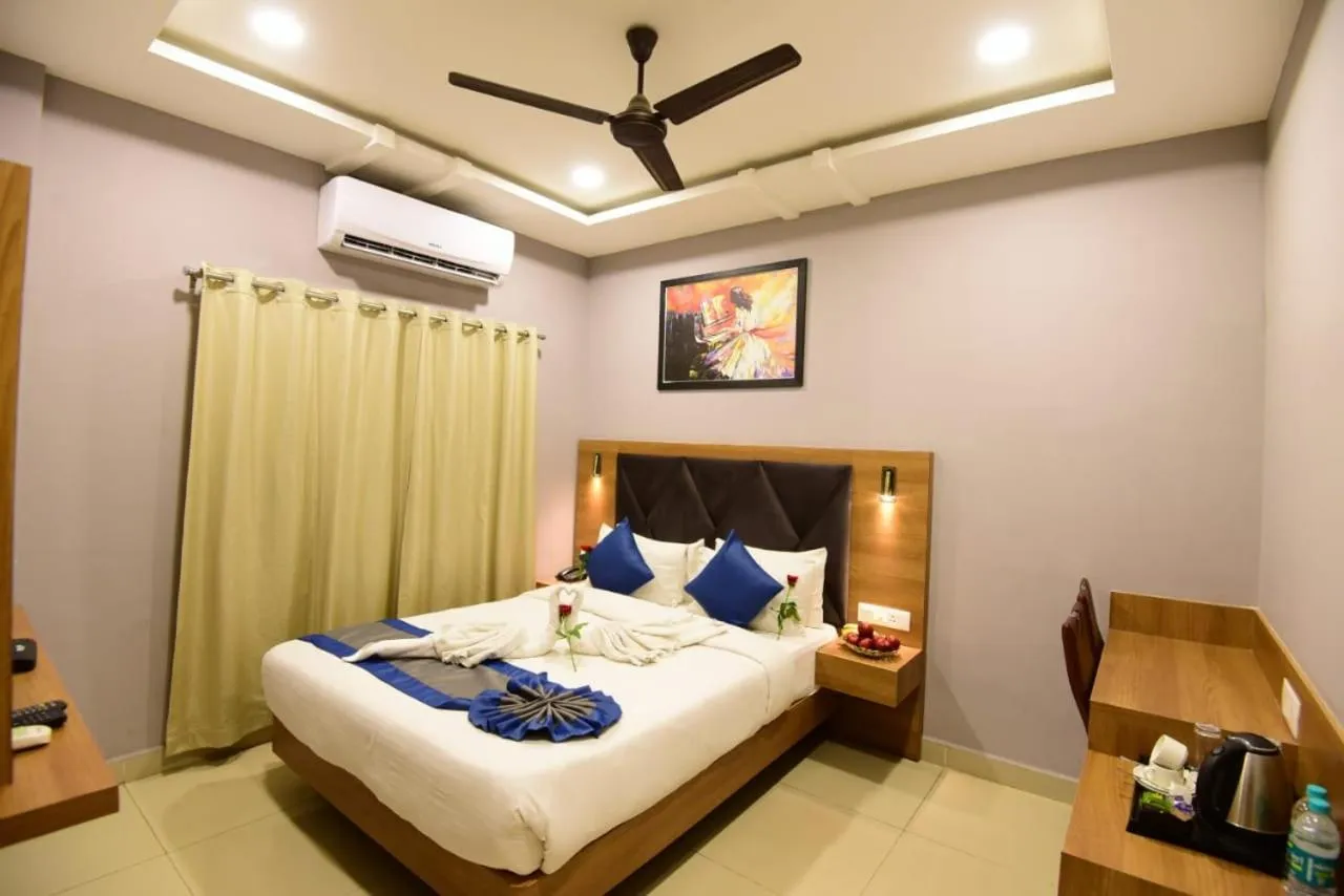 Photo of the whole room, Bed in Click Hotel Guwahati