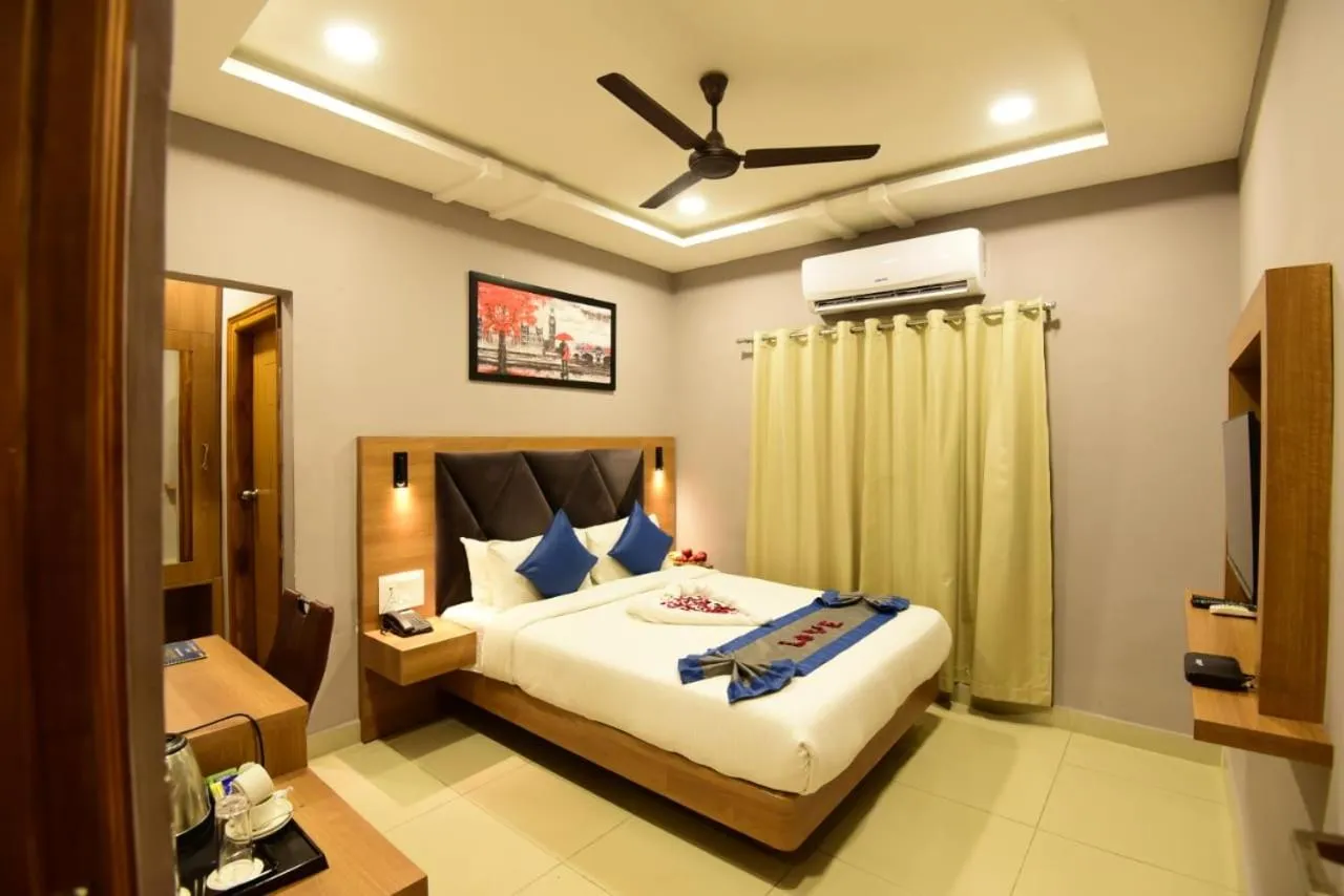 Photo of the whole room, Bed in Click Hotel Guwahati