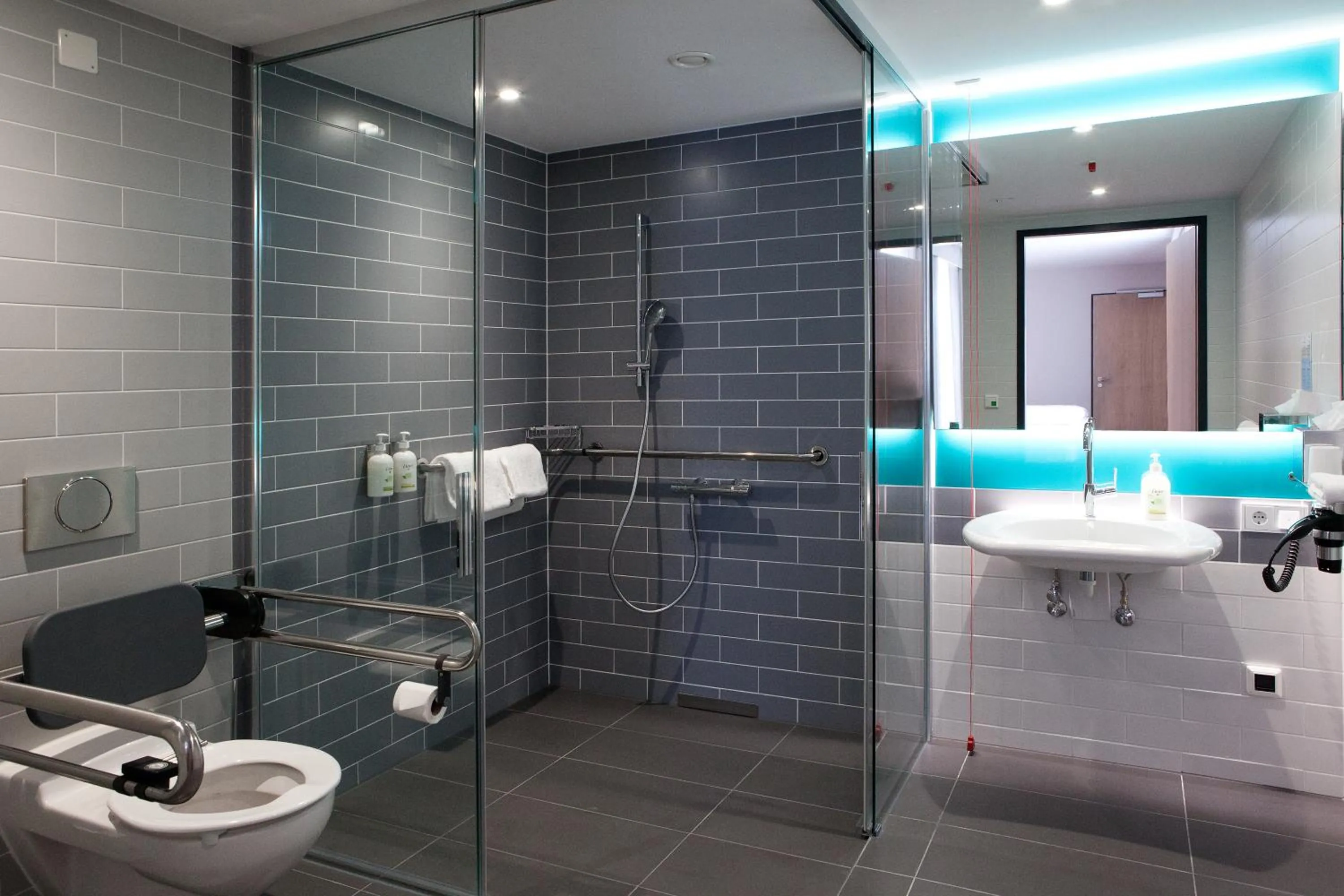 Bathroom in Holiday Inn Express Fürth by IHG