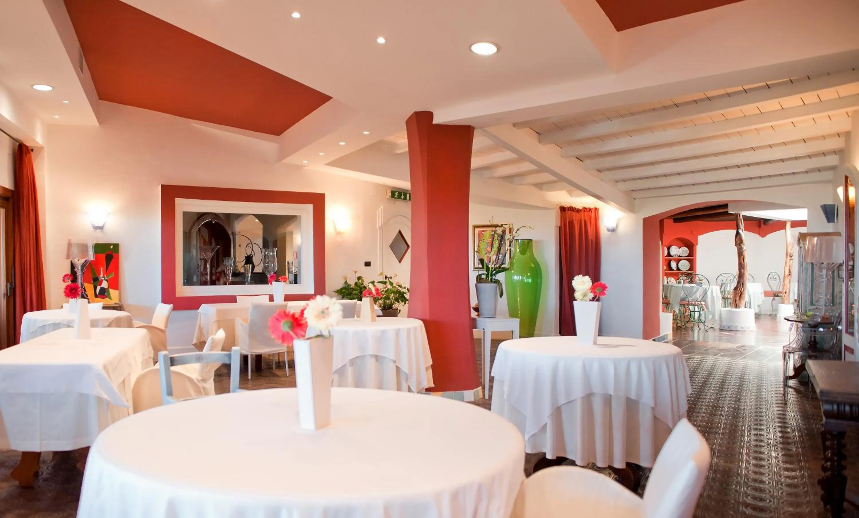 Restaurant/places to eat in Hotel Ollastu