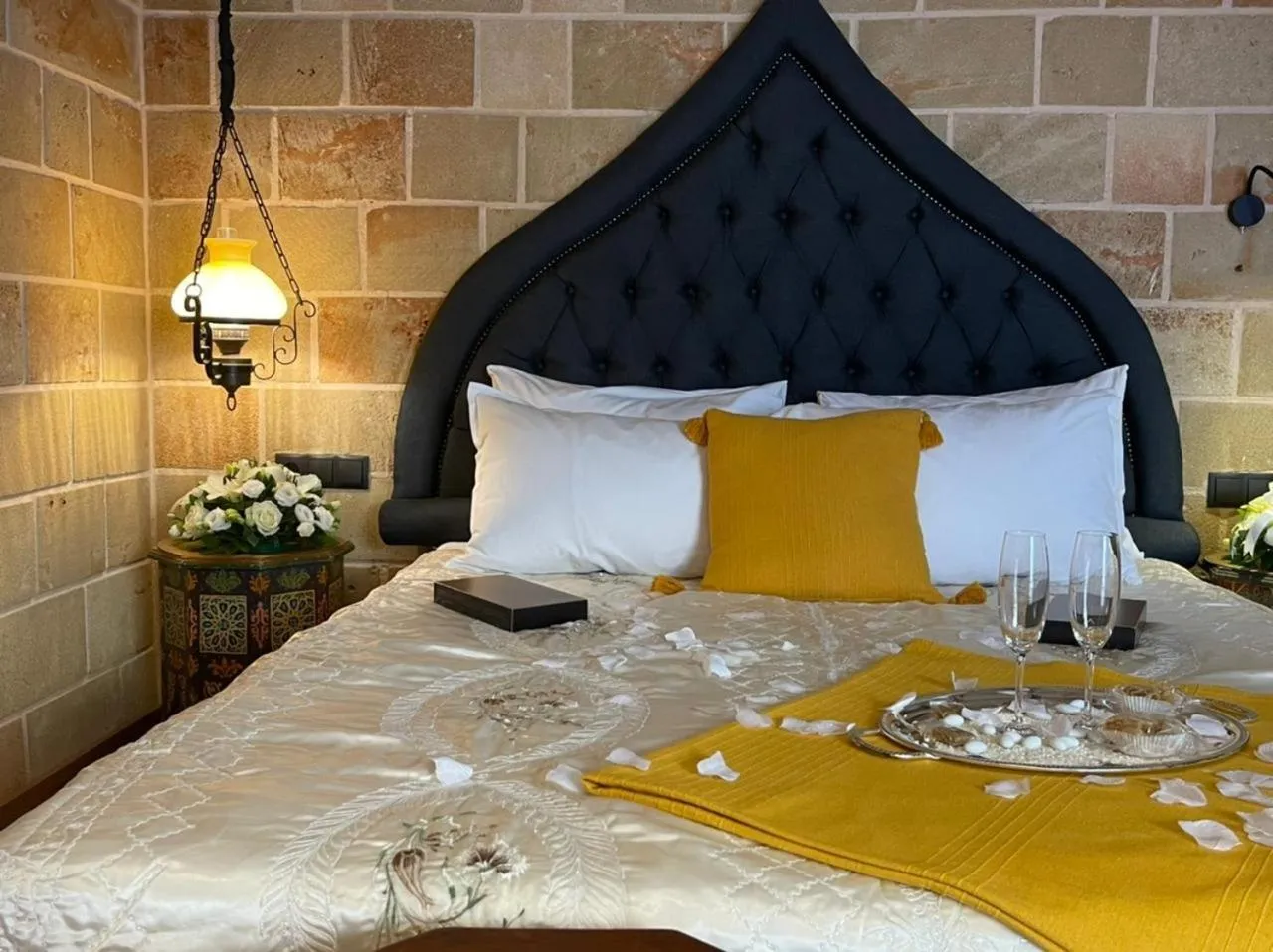 Bedroom, Bed in Utopia Luxury Suites - Old Town