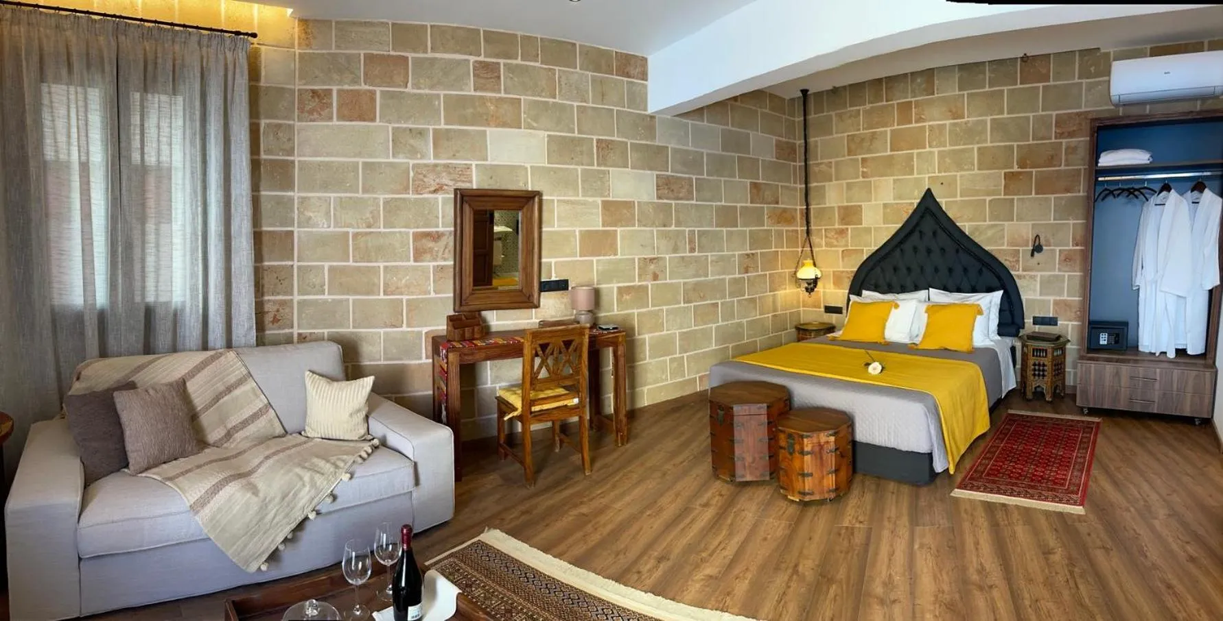 Photo of the whole room, Bed in Utopia Luxury Suites - Old Town