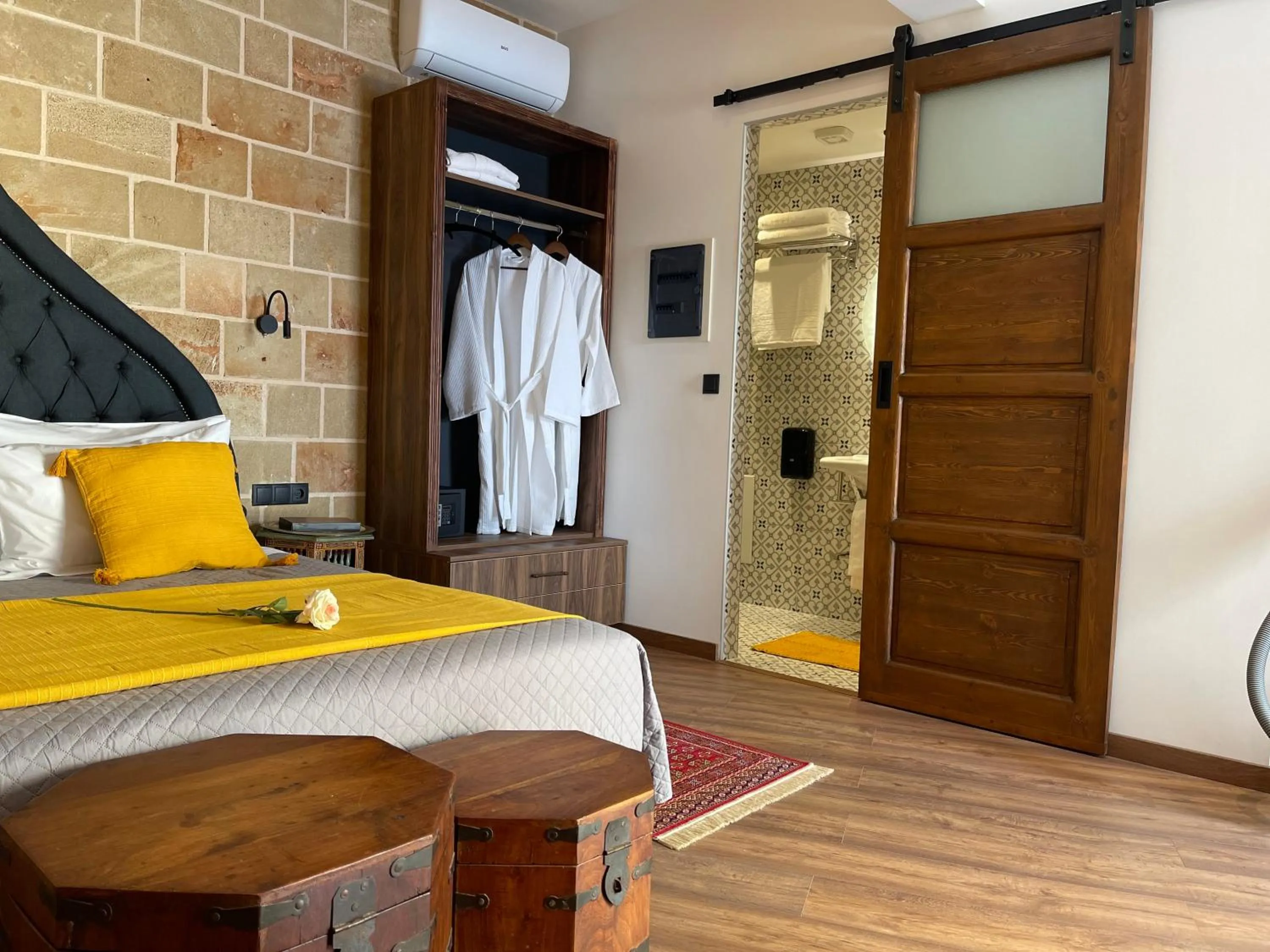 Bedroom, Bed in Utopia Luxury Suites - Old Town