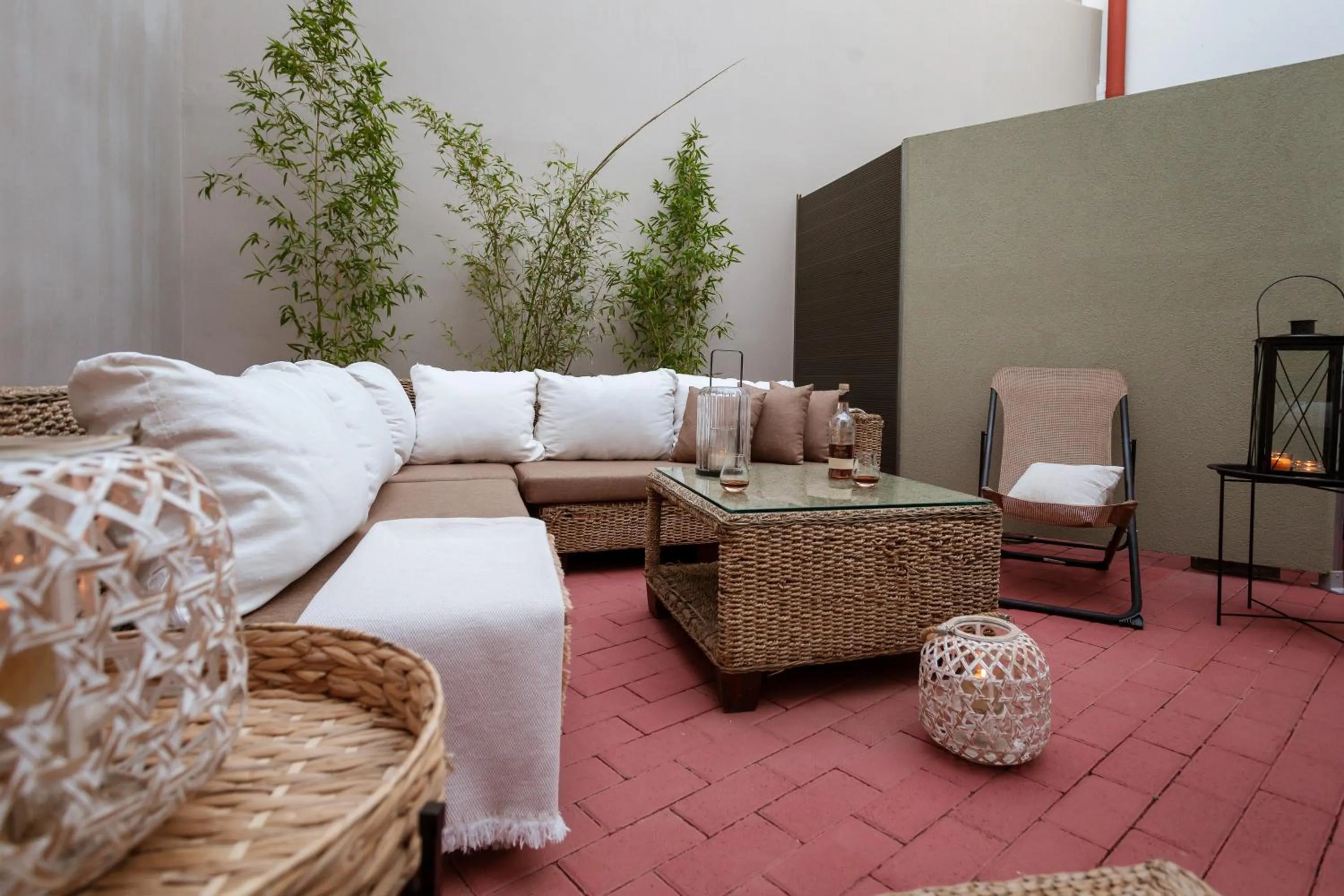 Inner courtyard view, Bed in Utopia Luxury Suites - Old Town