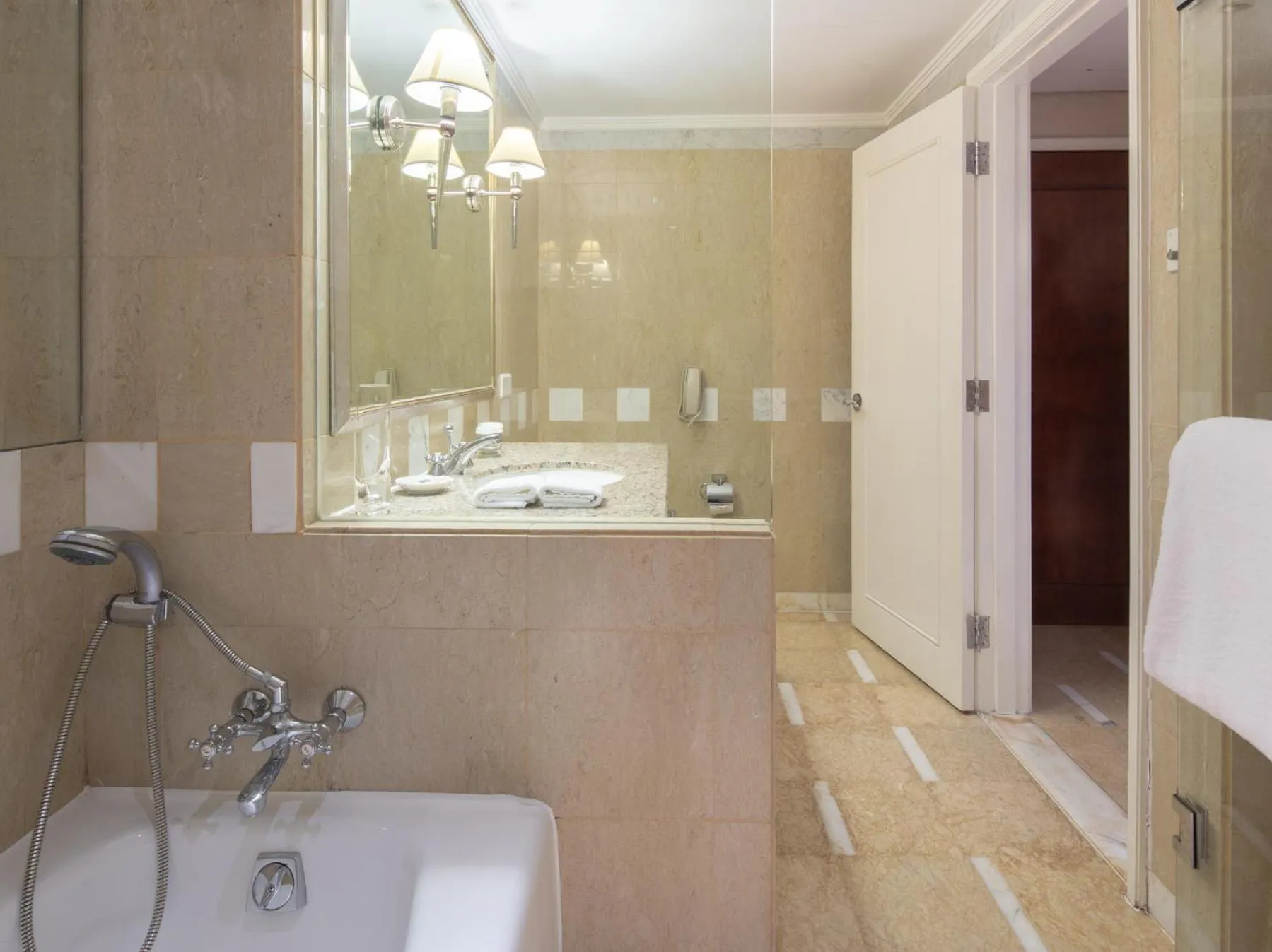 Bathroom in Kai Wah Plaza Hotel