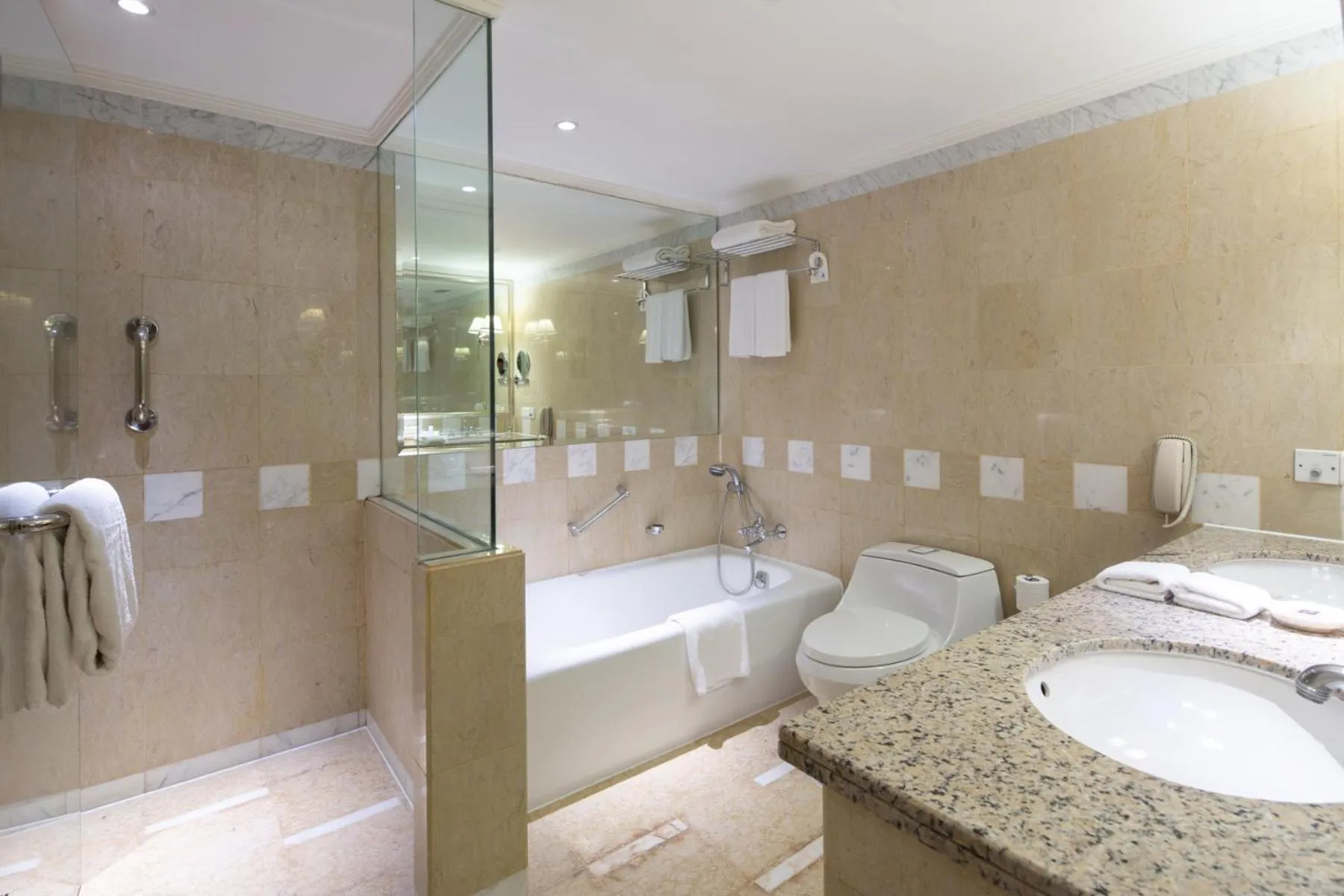 Bathroom in Kai Wah Plaza Hotel